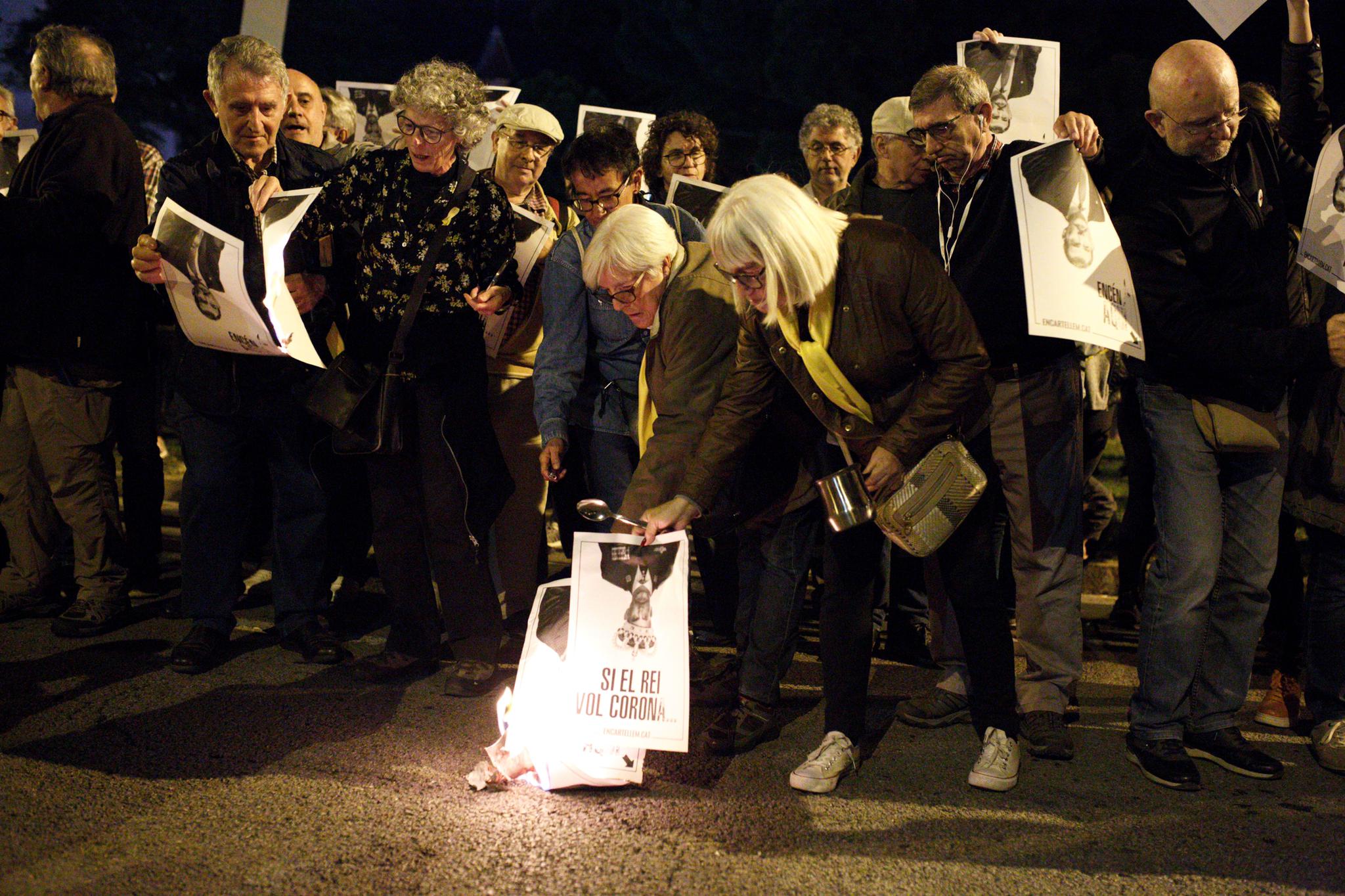 Videos: Protesters burn photos of king Felipe VI in Catalonia