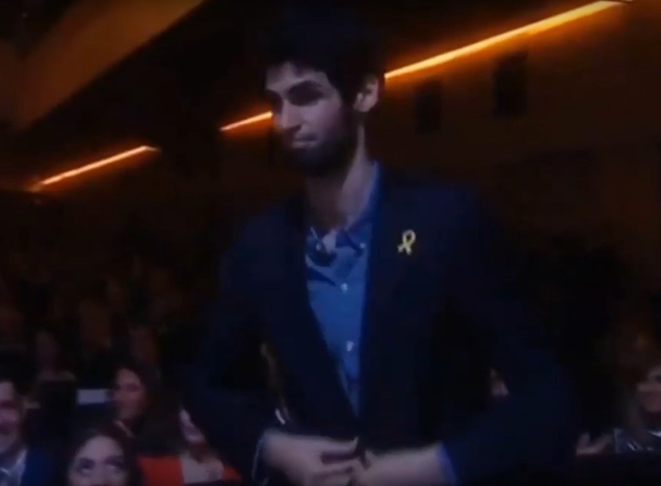 Video: Prize-winner wears yellow ribbon in front of king Felipe VI