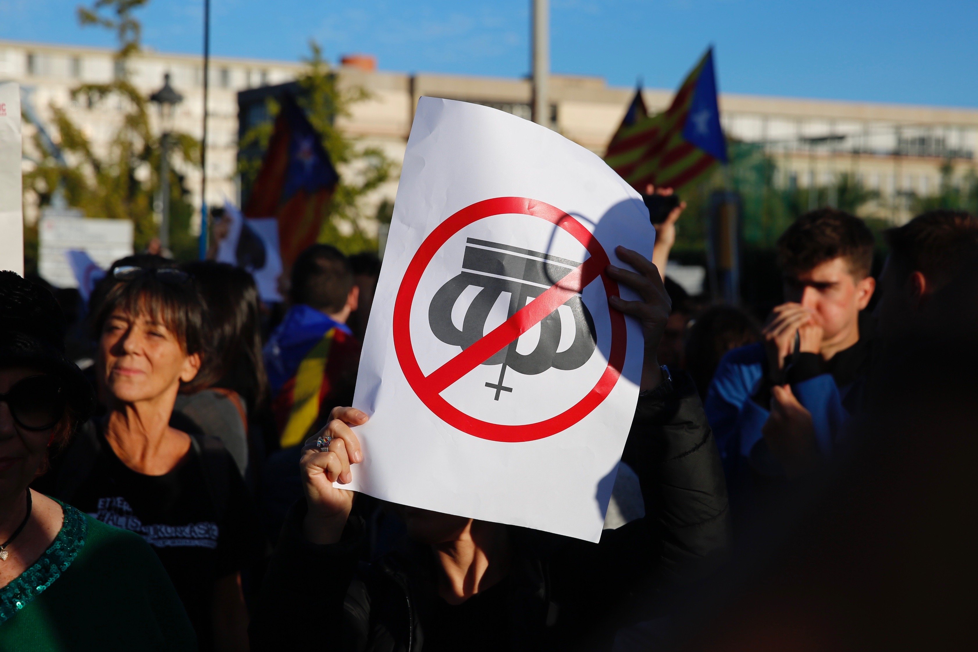 CEO: La monarquía mantiene el título de institución peor valorada por los catalanes