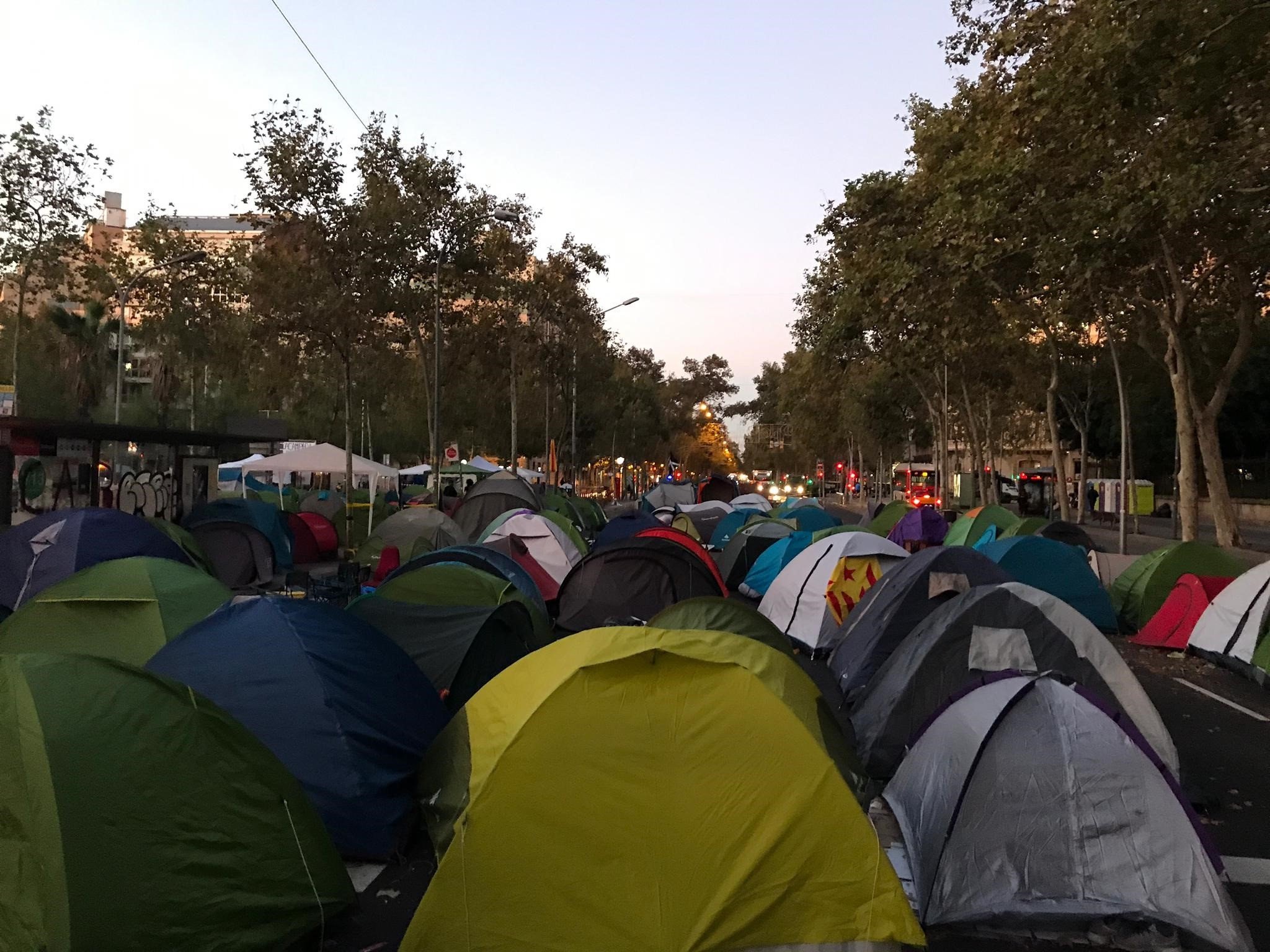 Los acampados de Barcelona pasan su sexta noche organizándose ante un posible desalojo