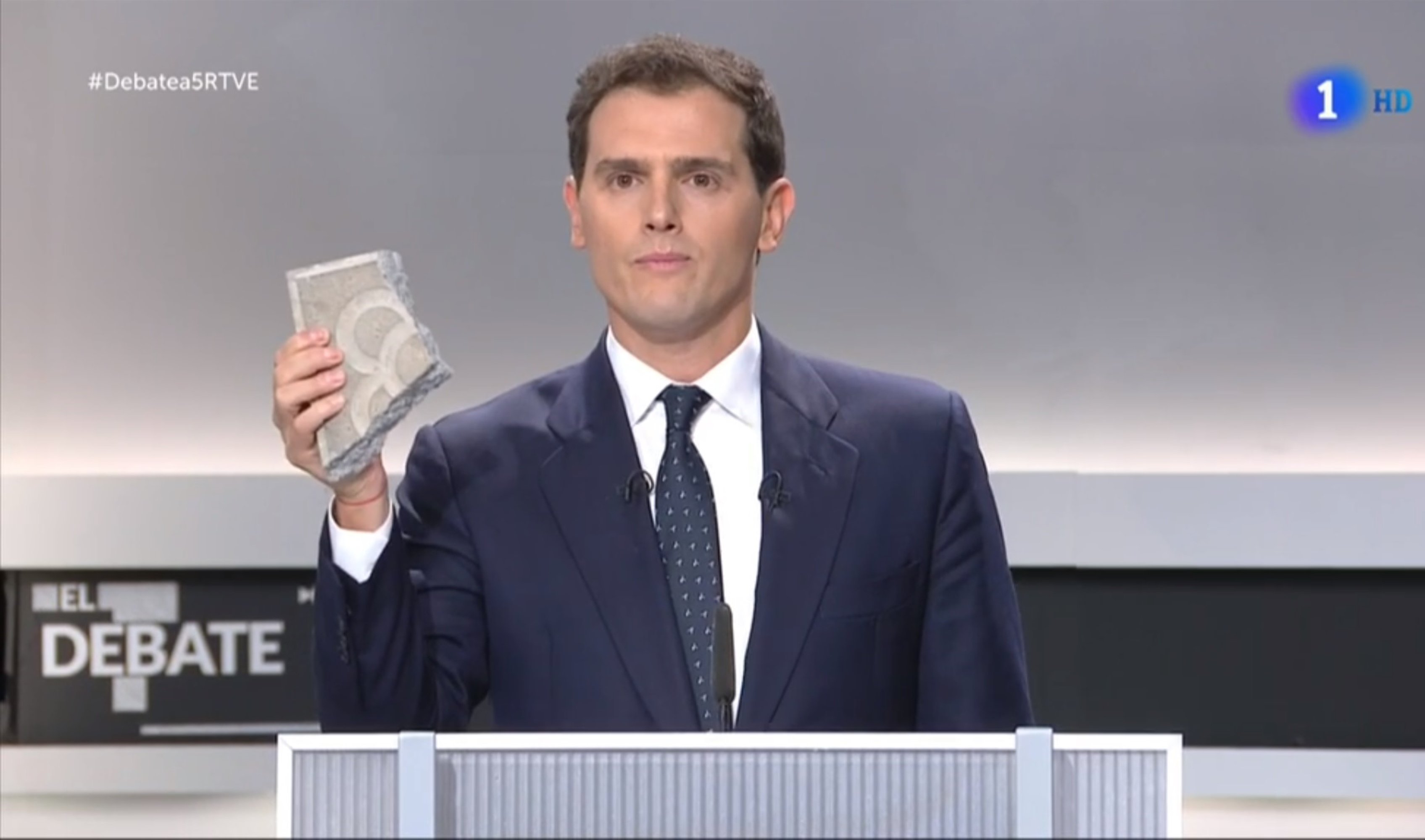 Les portades funerals per Albert Rivera mostren un bell cadàver