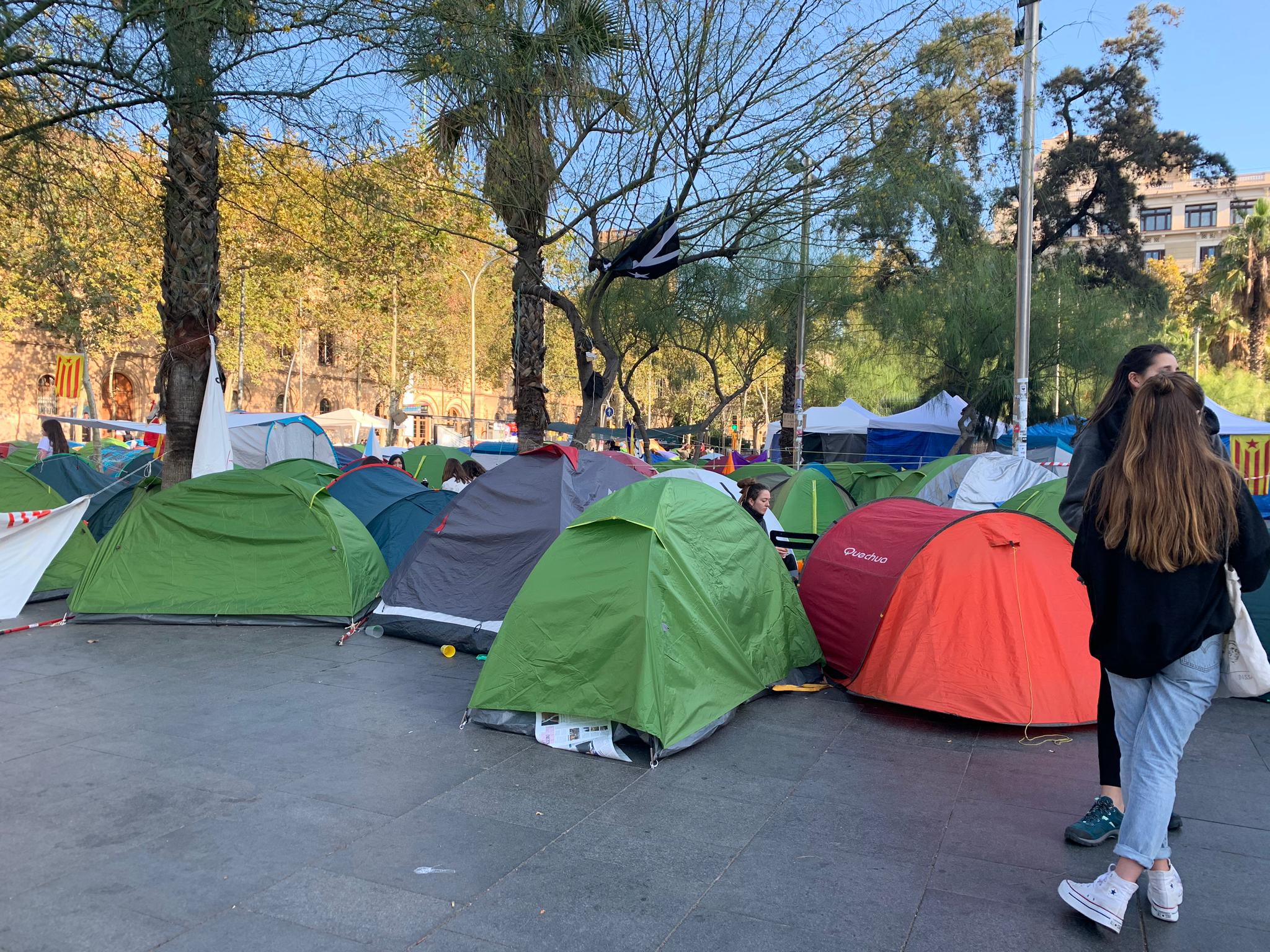 La Junta Electoral denega la petició de Cs de desallotjar l'acampada de plaça Universitat