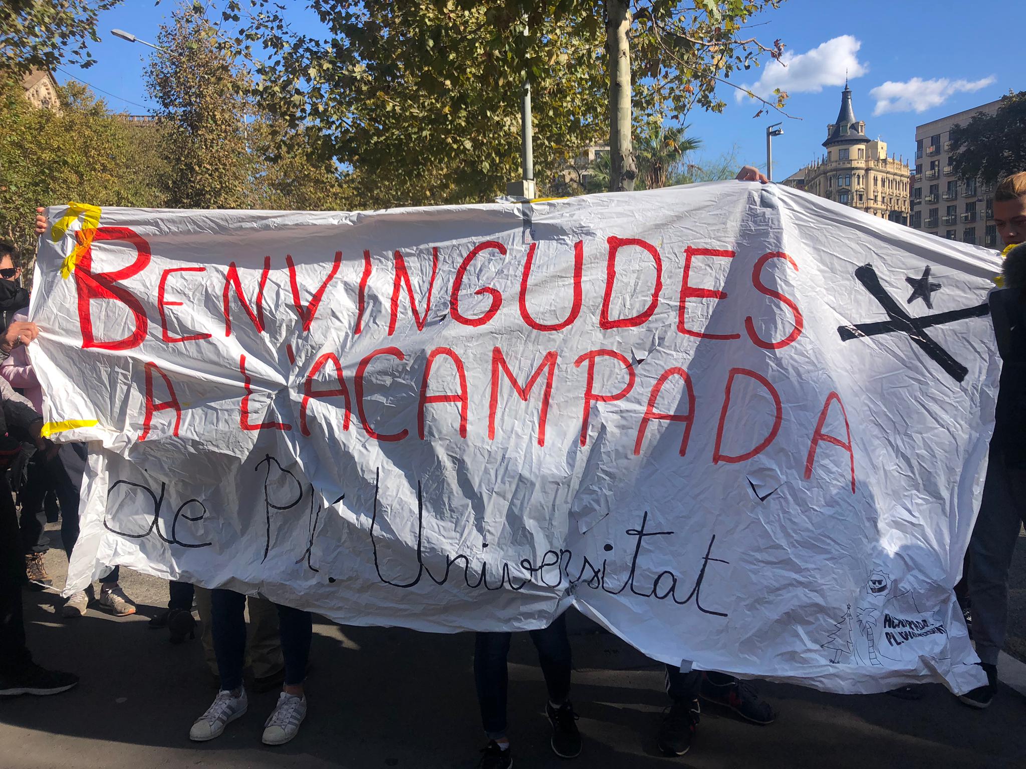 pancarta acampada benvinguda Cayetana Álvarez de Toledo PP Marina Fernàndez