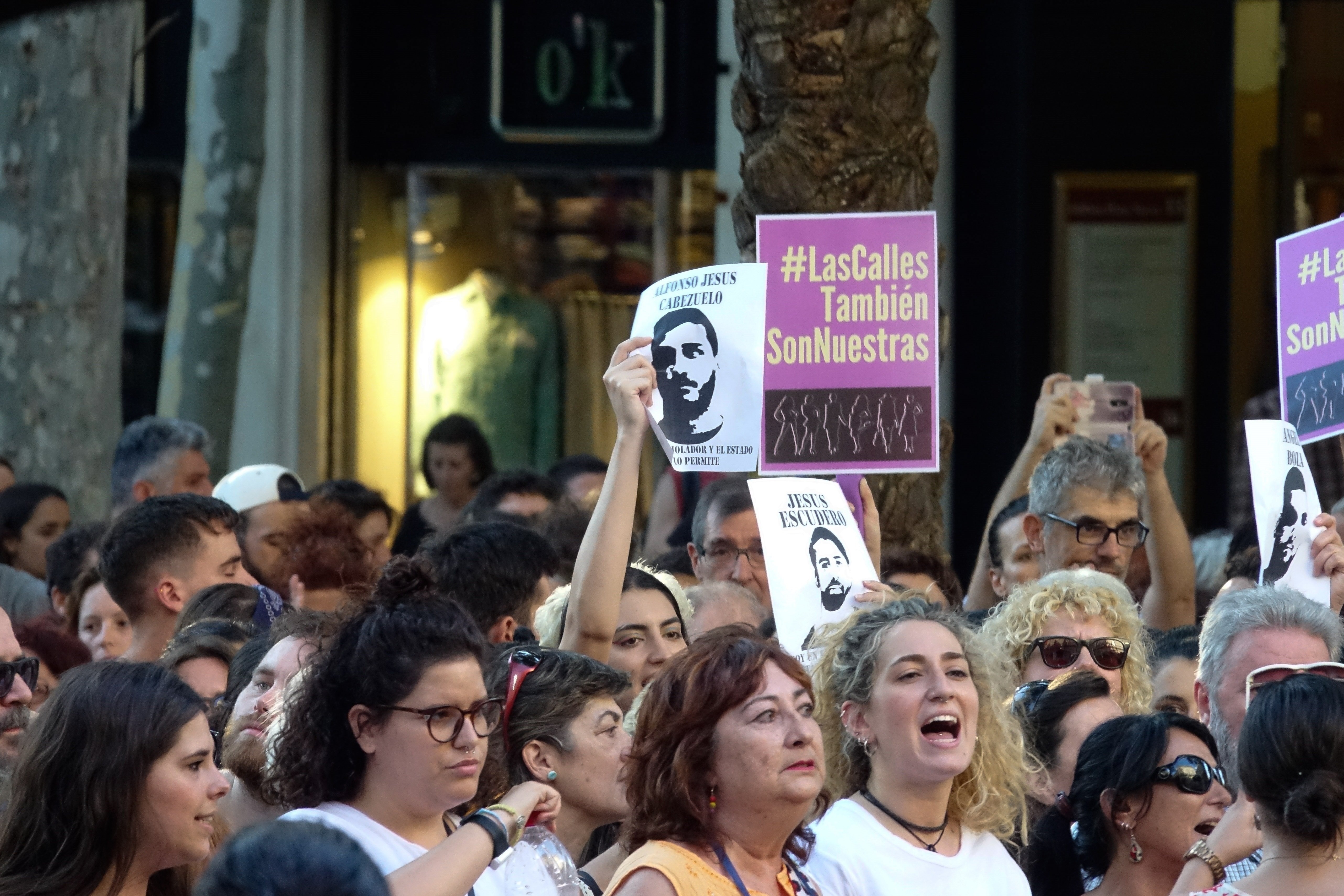 EuropaPress Los cinc membres de La Manada ja es troben a Sevilla després de la seva posada en llibertat