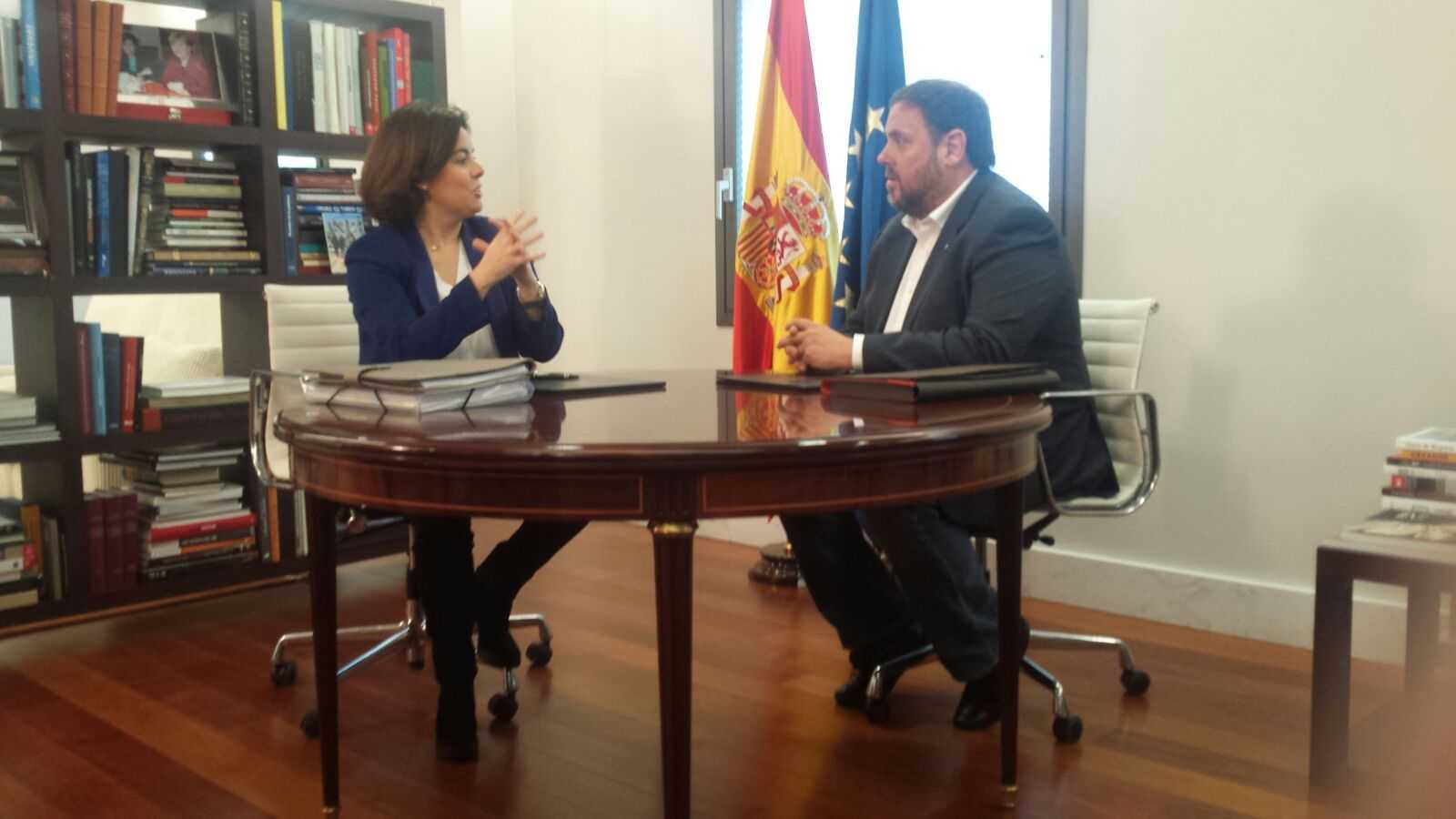 El lenguaje corporal del encuentro entre Soraya y Junqueras