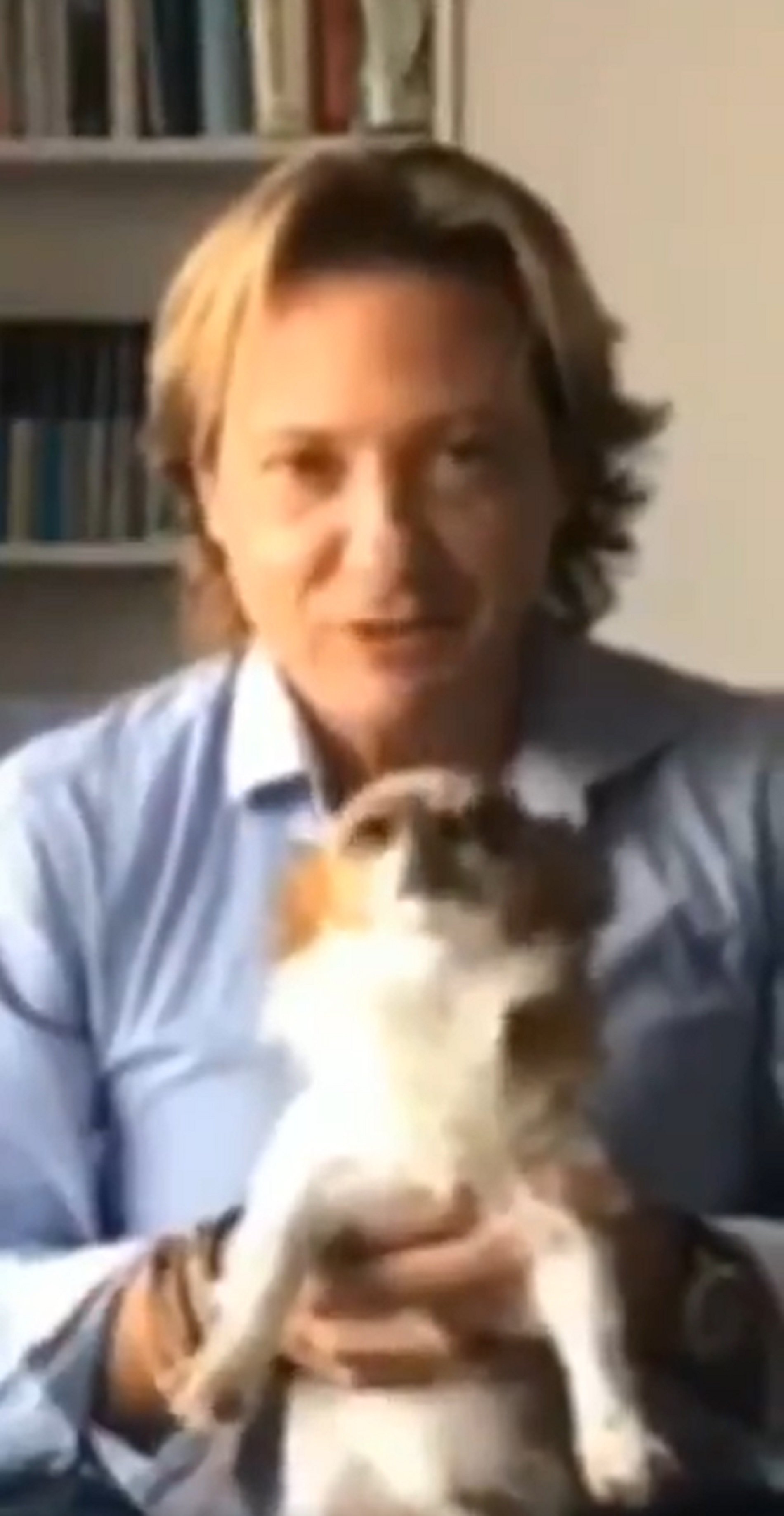 VÍDEO | Vox Mallorca satiritza el gos Lucas: "Fa olor de sang de separatista"