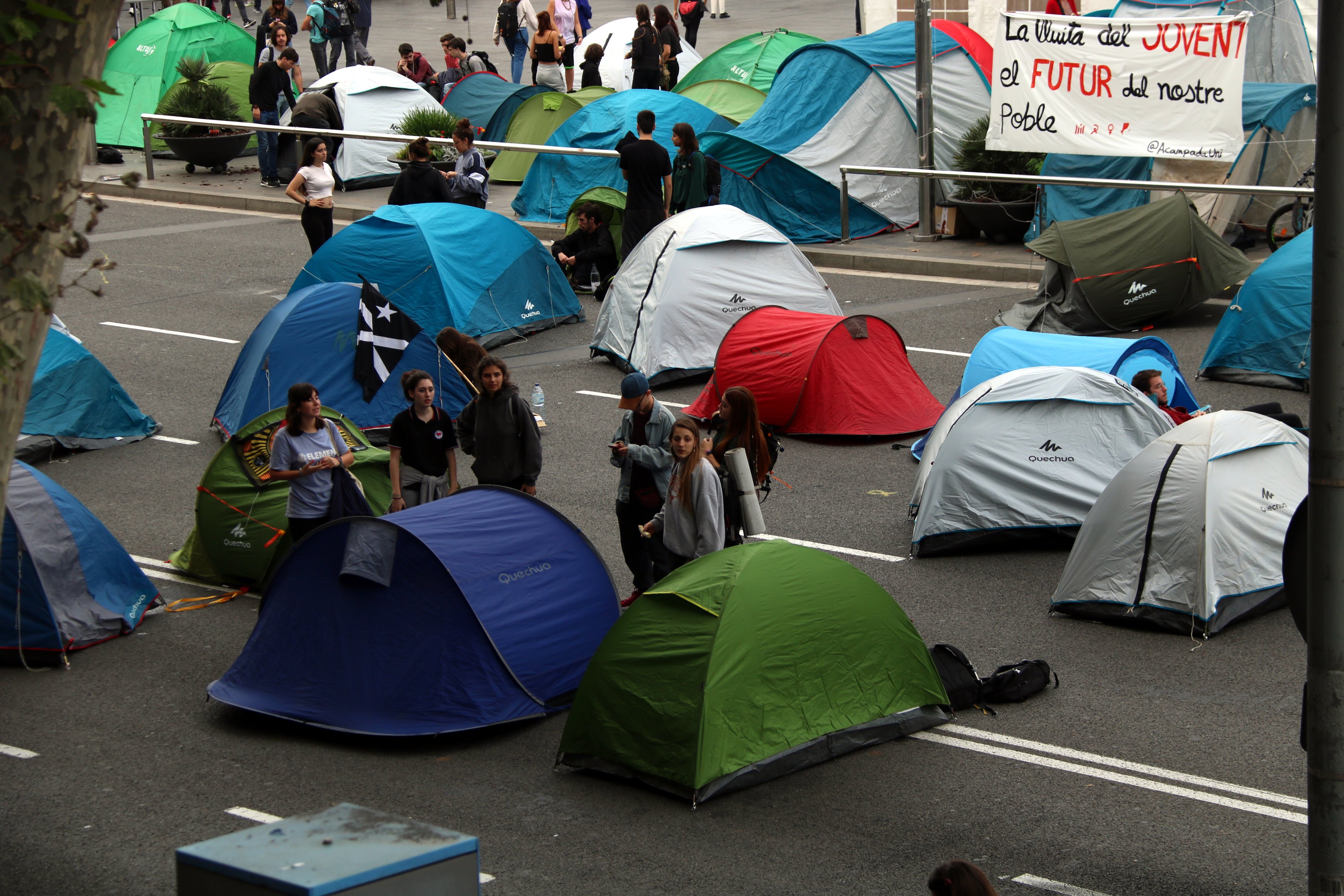 L'acampada d'Universitat es reorganitza després de marxar la meitat dels participants