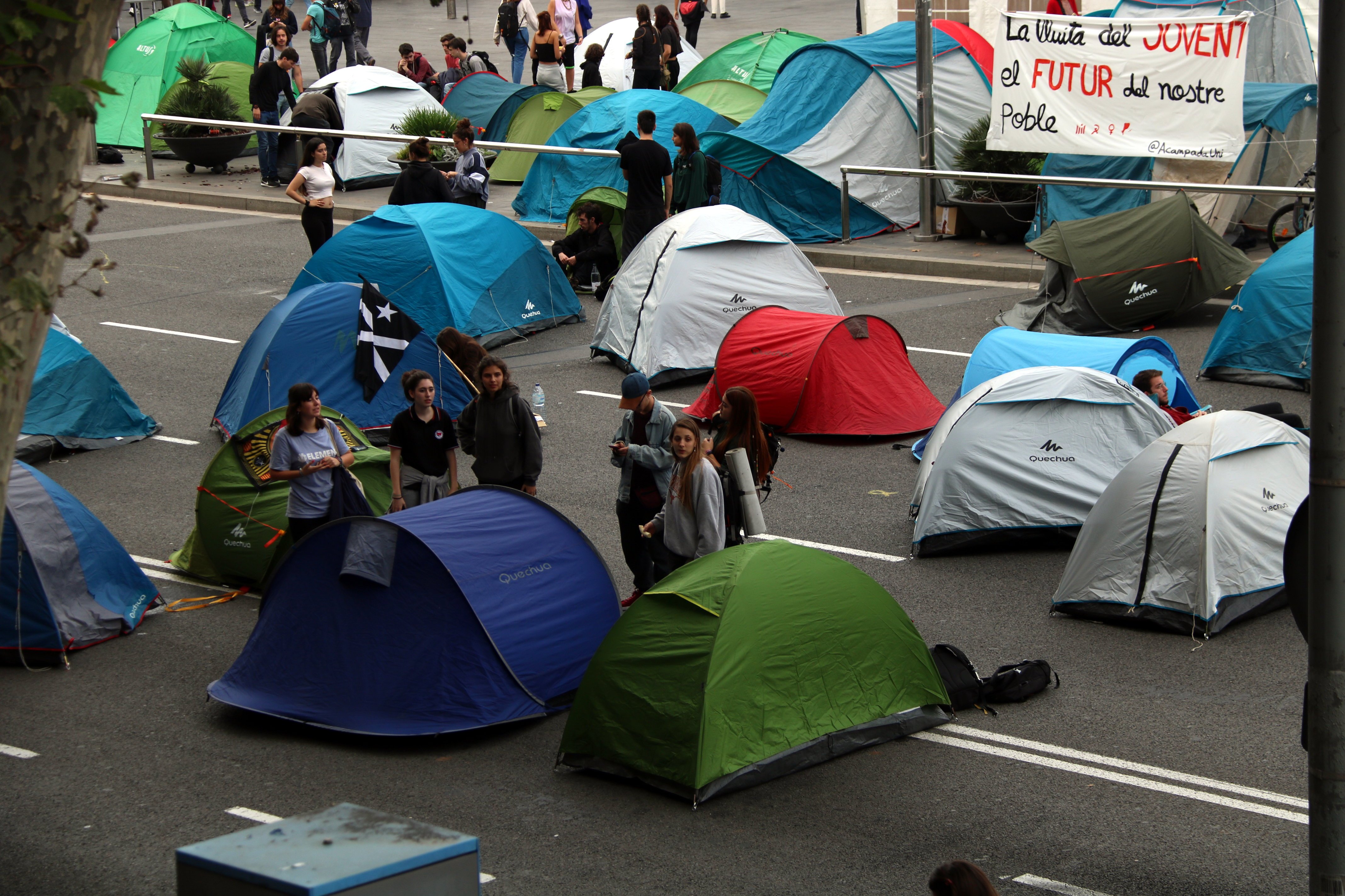 Acampada Universitat: ¿quiénes son la Generació 14 d'octubre?