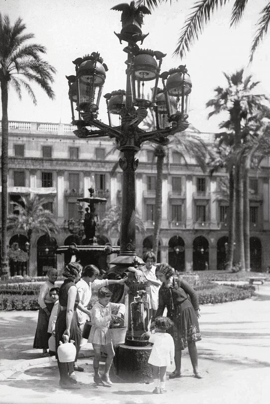 Plaza Real 1920 agua fuente