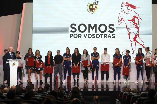 Luis Rubiales jugadoras fútbol femeni EFE