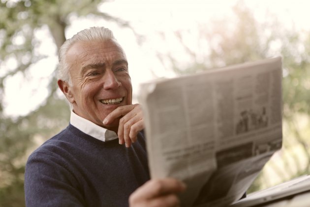 Hombre leyendo