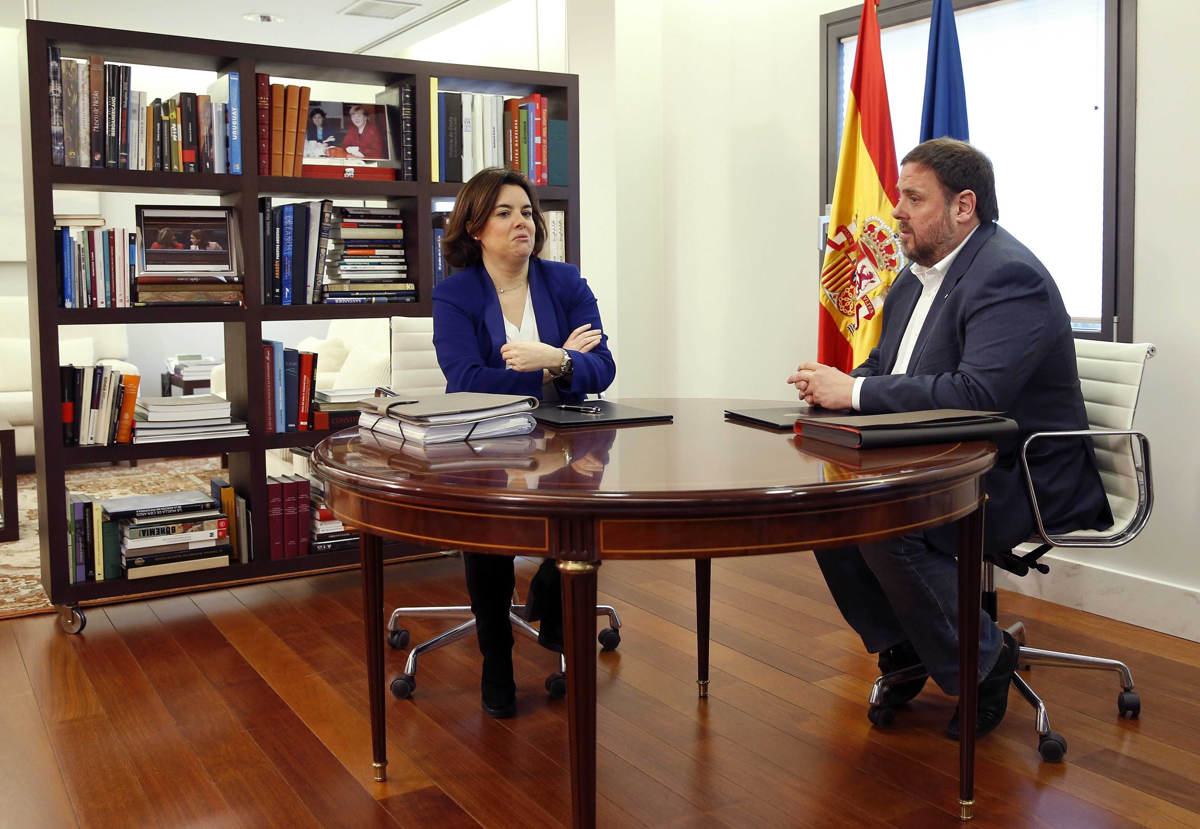 Soraya proposa a Junqueras una cita a la Moncloa