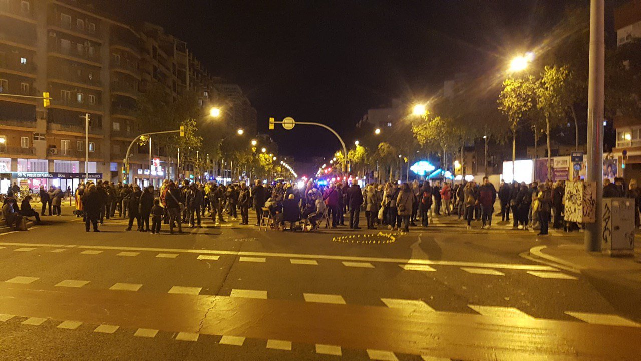 Els CDR tallen l'avinguda Meridiana i el carrer de Sants