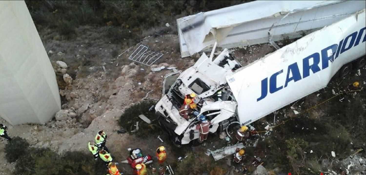Un camión cae de un puente en la Bisbal del Penedès