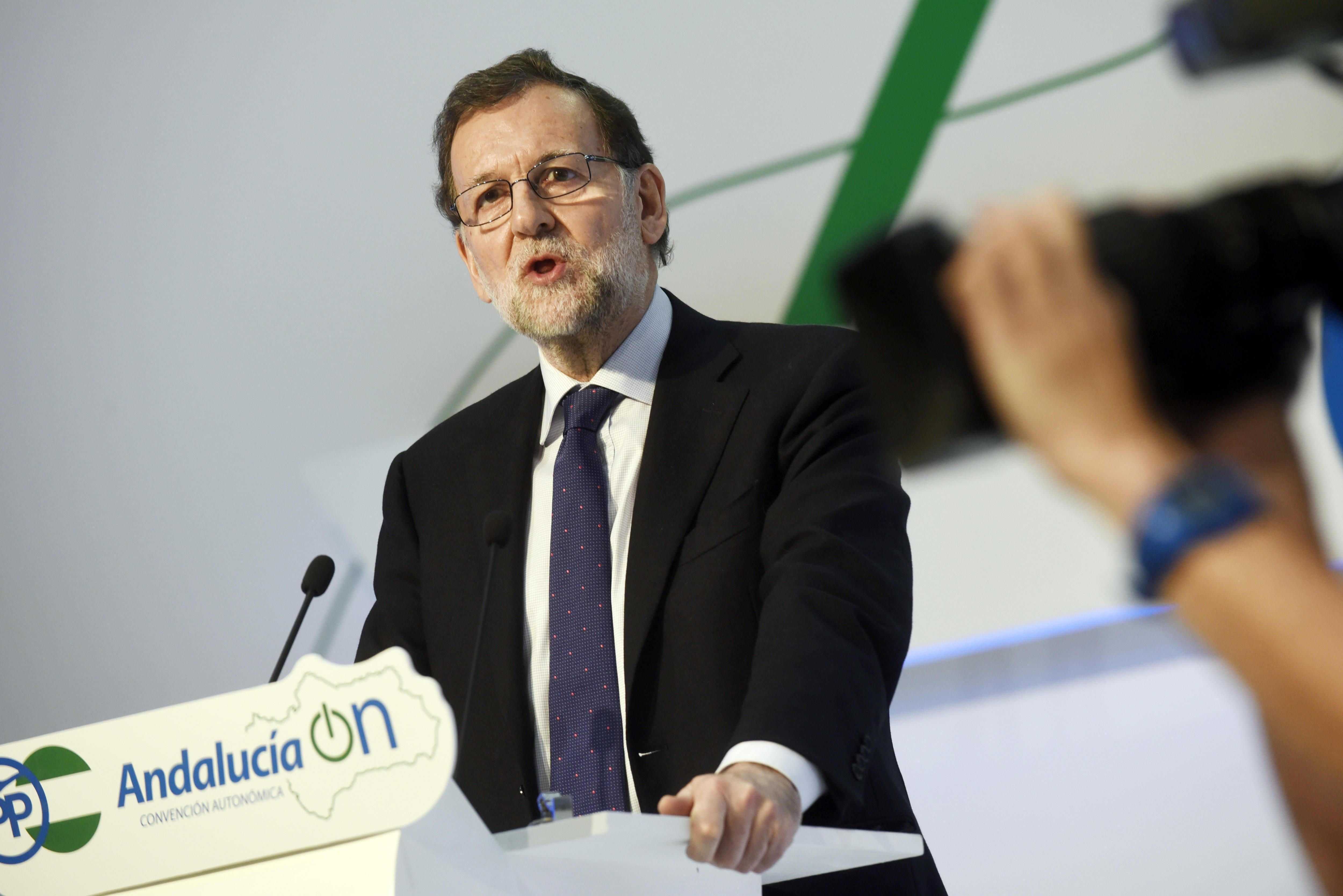 Rajoy advierte a Puigdemont sobre seguir "abrazado a la radicalidad"
