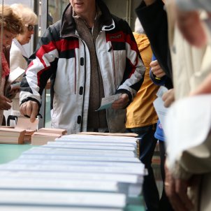 eleccions electors agafant papereta per votar ACN eleccions electors agafant papereta per votar ACN