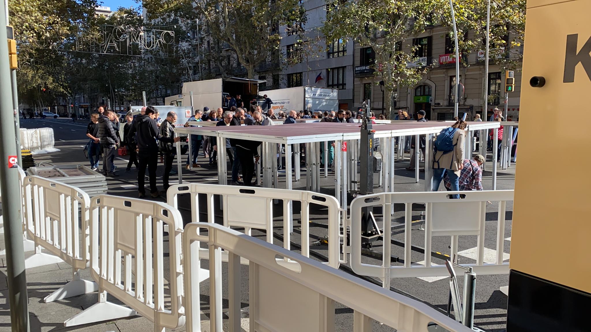 muntatge escenari tsunami democràtic plaça universitat 9N Adrià Rovira