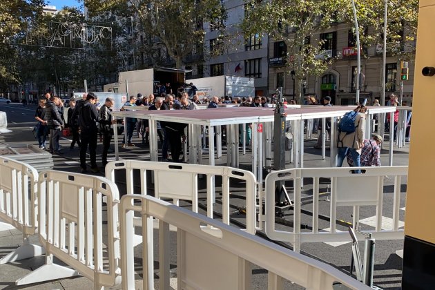 muntatge escenari tsunami democràtic plaça universitat 9N Adrià Rovira