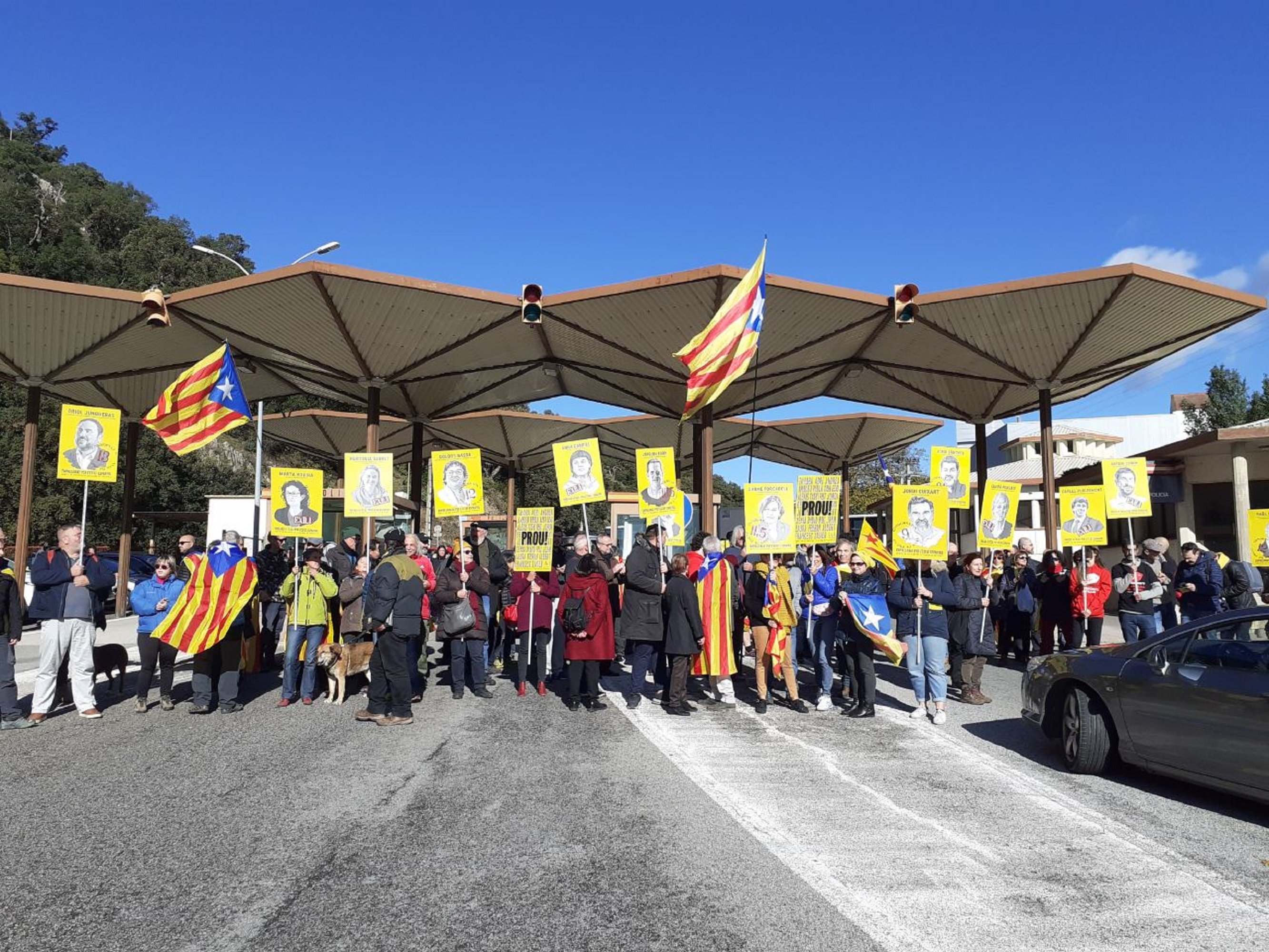 Catalan protesters block French border crossing on day before Spanish election