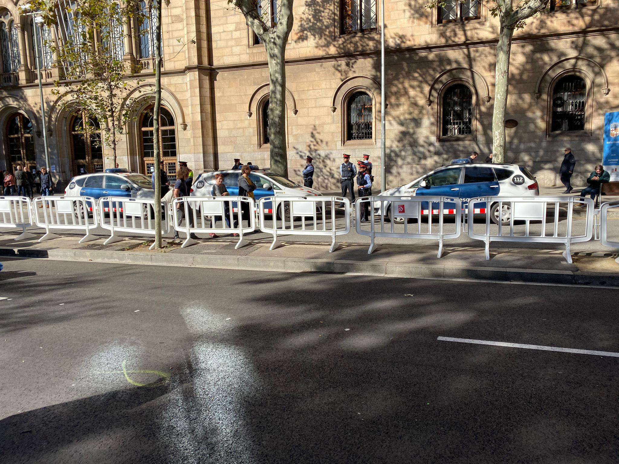 cotxes mossos plaça universitat 9N Adrià Rovira