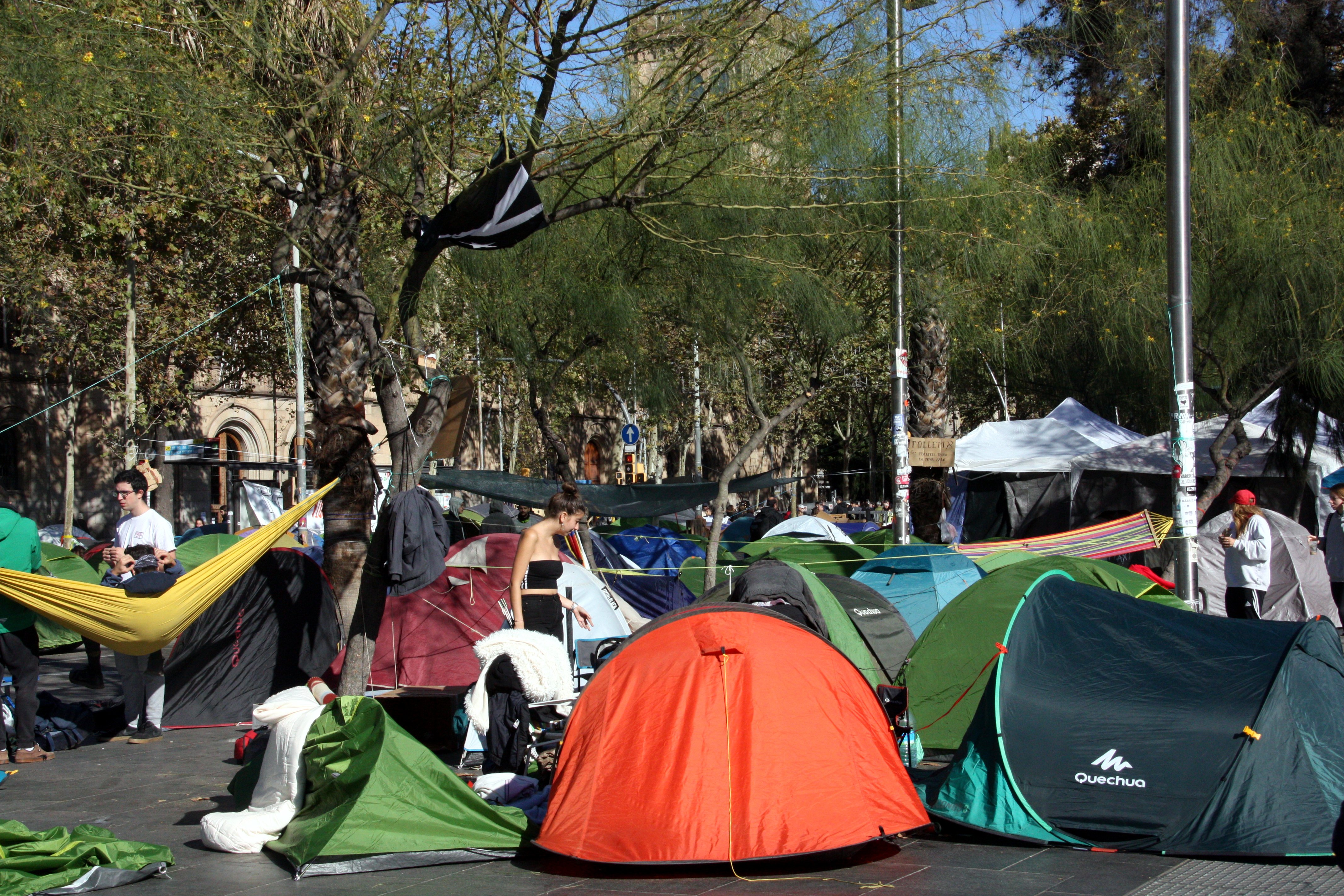 La acampada de Universitat se mantiene en medio de acusaciones partidistas y de fraude