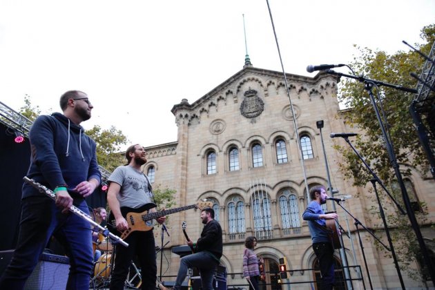 EL NACIONAL ebri knight acte tsunami jornada reflexio plaça universitat - Sergi Alcàzar