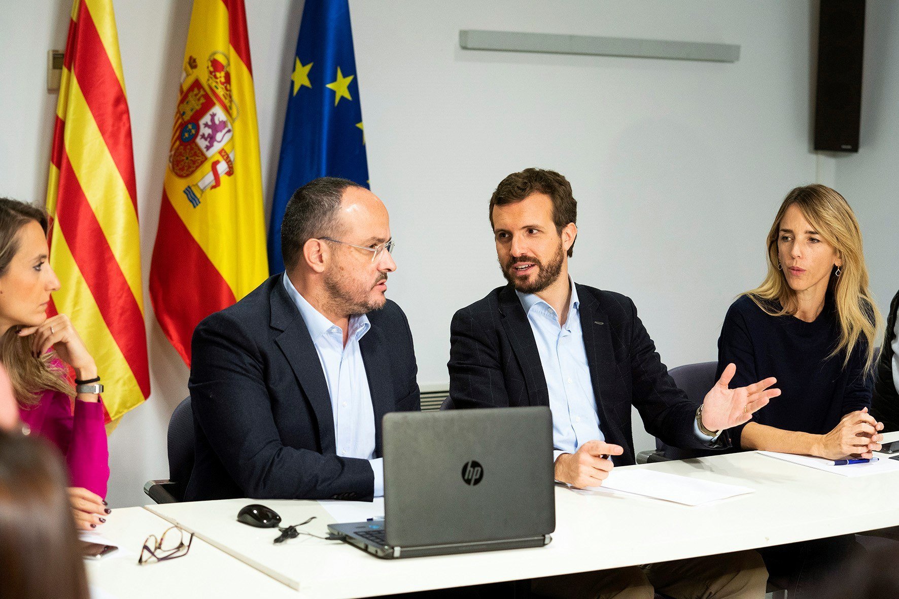 El PSOE demana d'investigar els missatges telefònics electorals de Casado