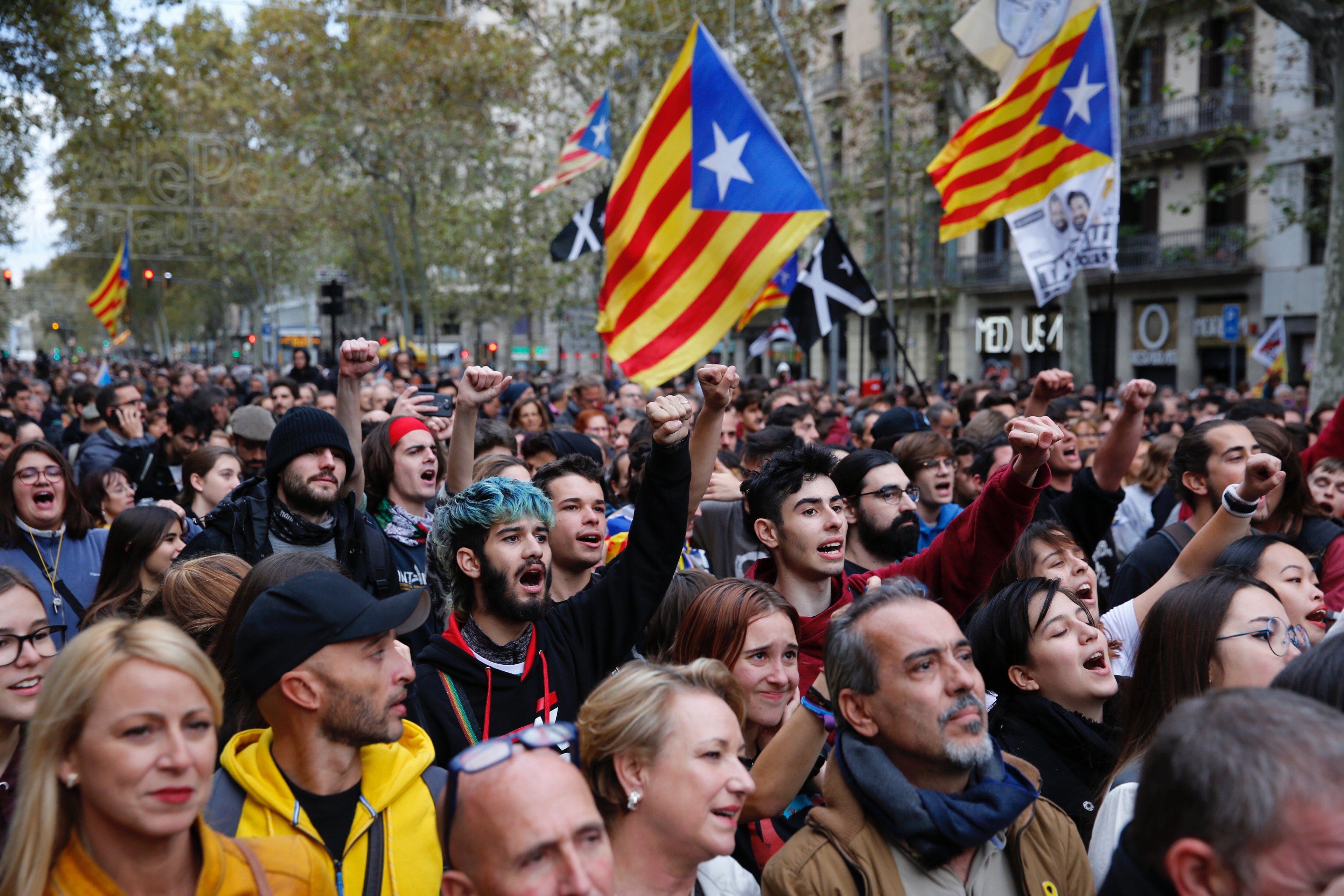 Concerts and chants fill central Barcelona on Spain's "day of reflection"
