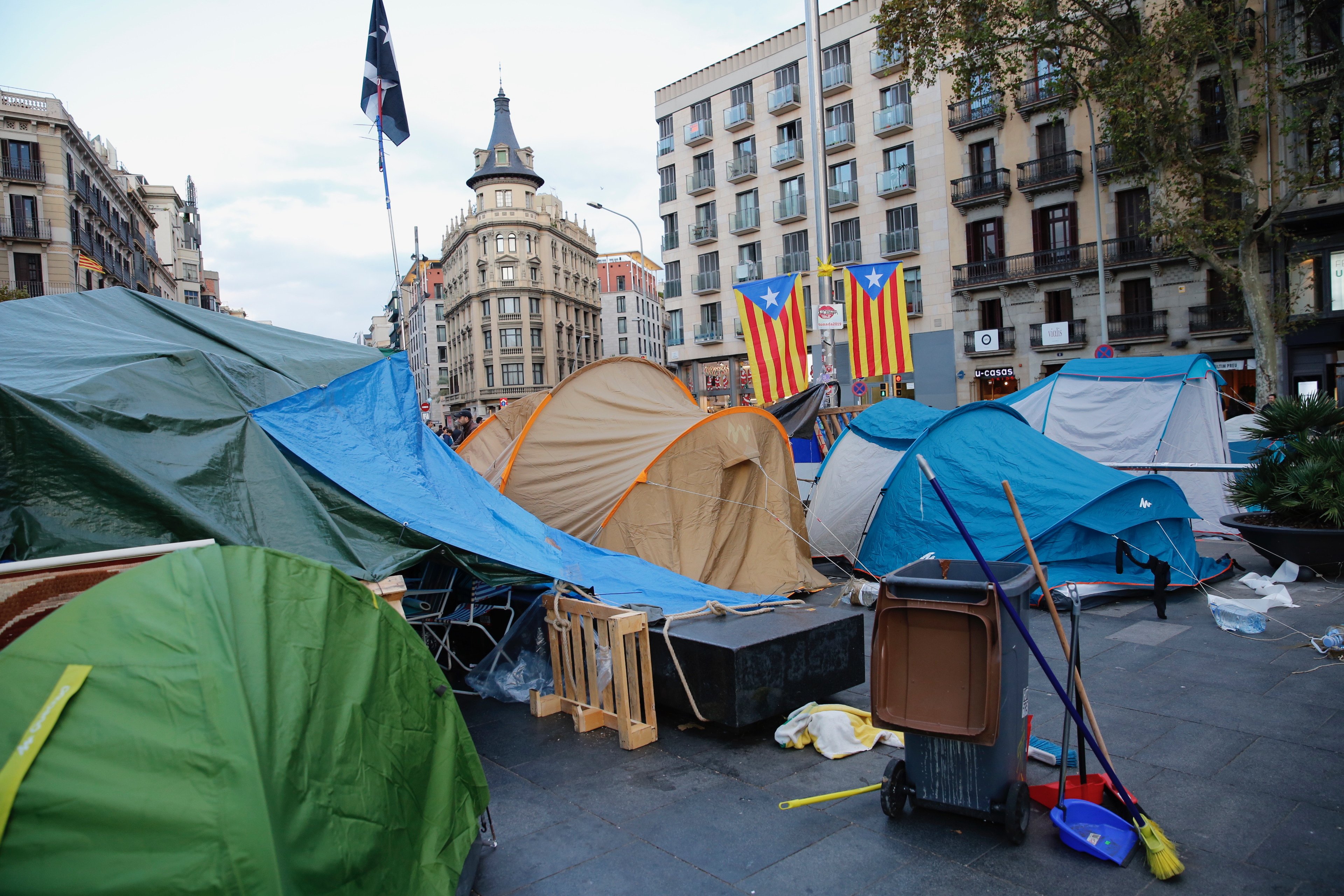 Prisión para los acampados en plaza Universitat por la protesta postsentencia