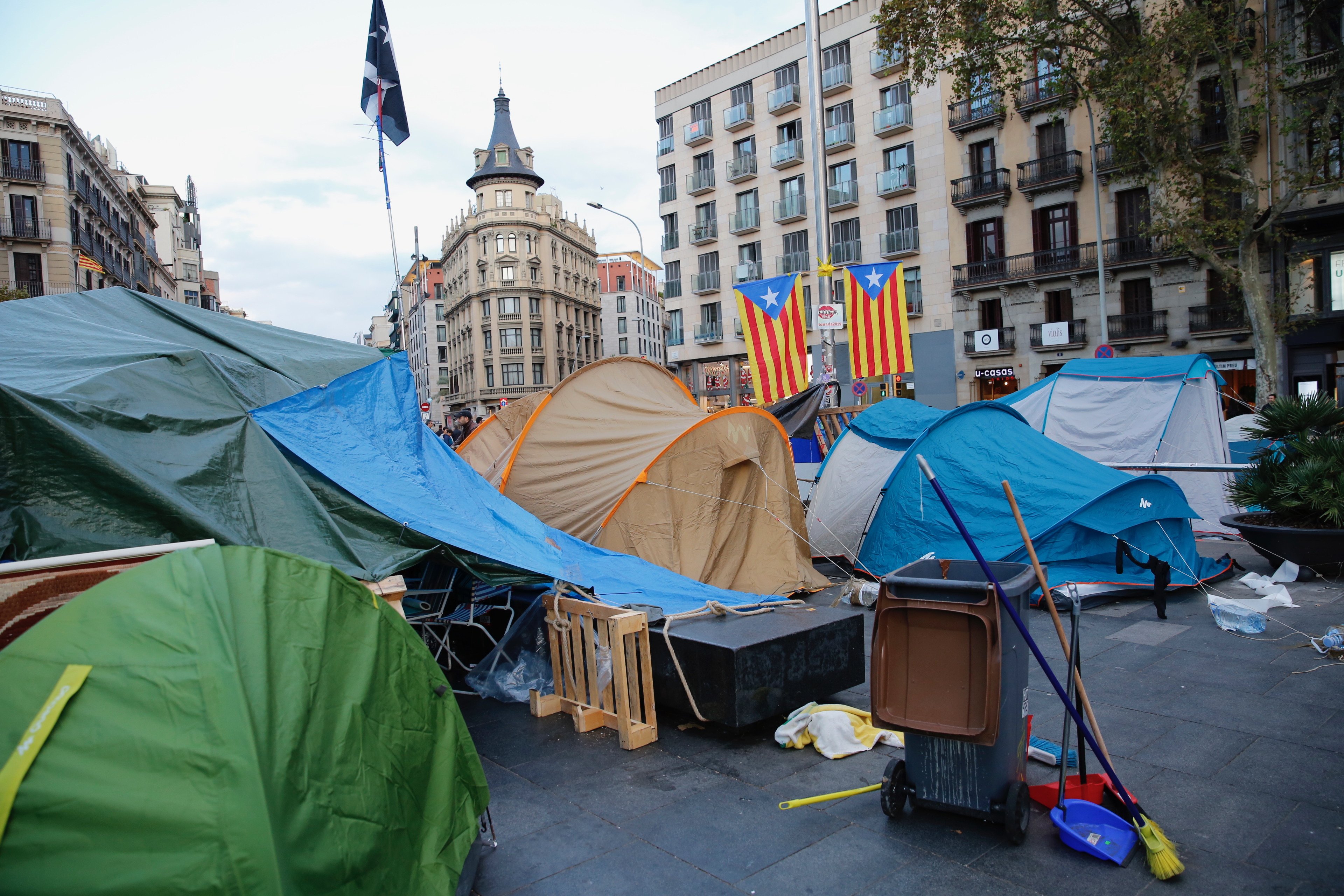 Un detenido y 117 identificaciones en la acampada de la plaza Universitat