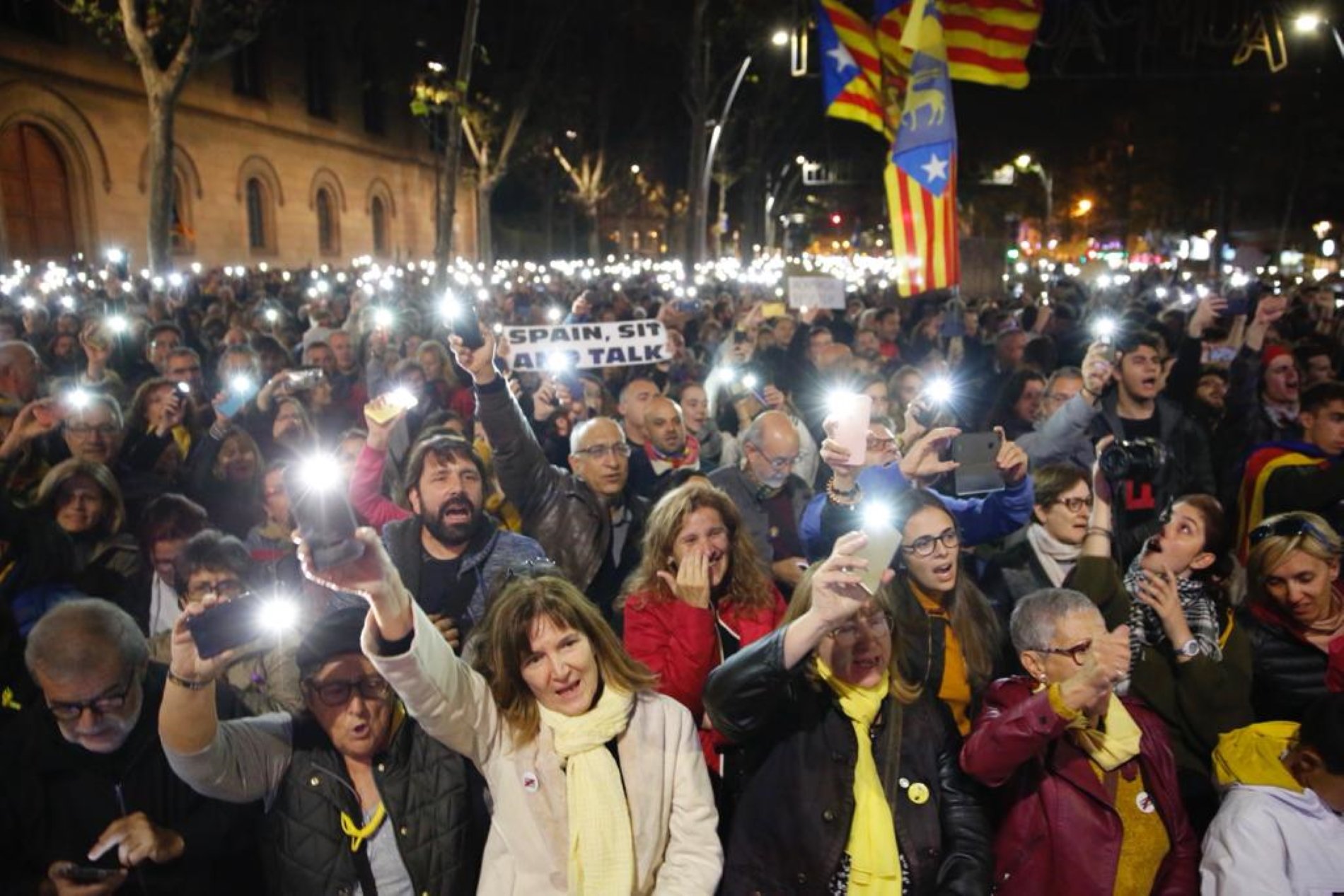Así retrata Reuters la segunda acción del Tsunami, "el grupo secreto de protesta catalán"