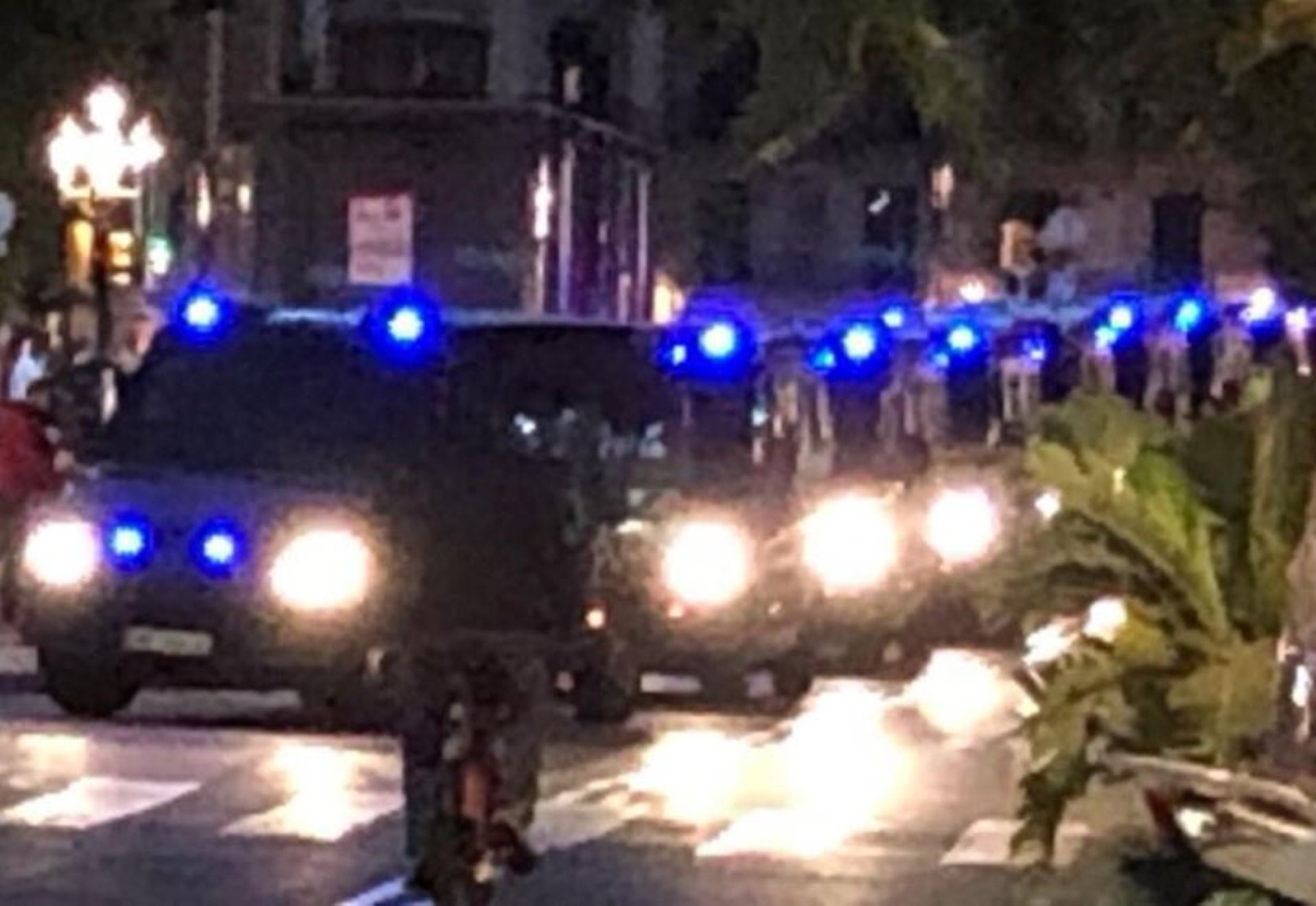 Más de treinta furgonetas de la Policía Nacional blindan la comisaría de Via Laietana