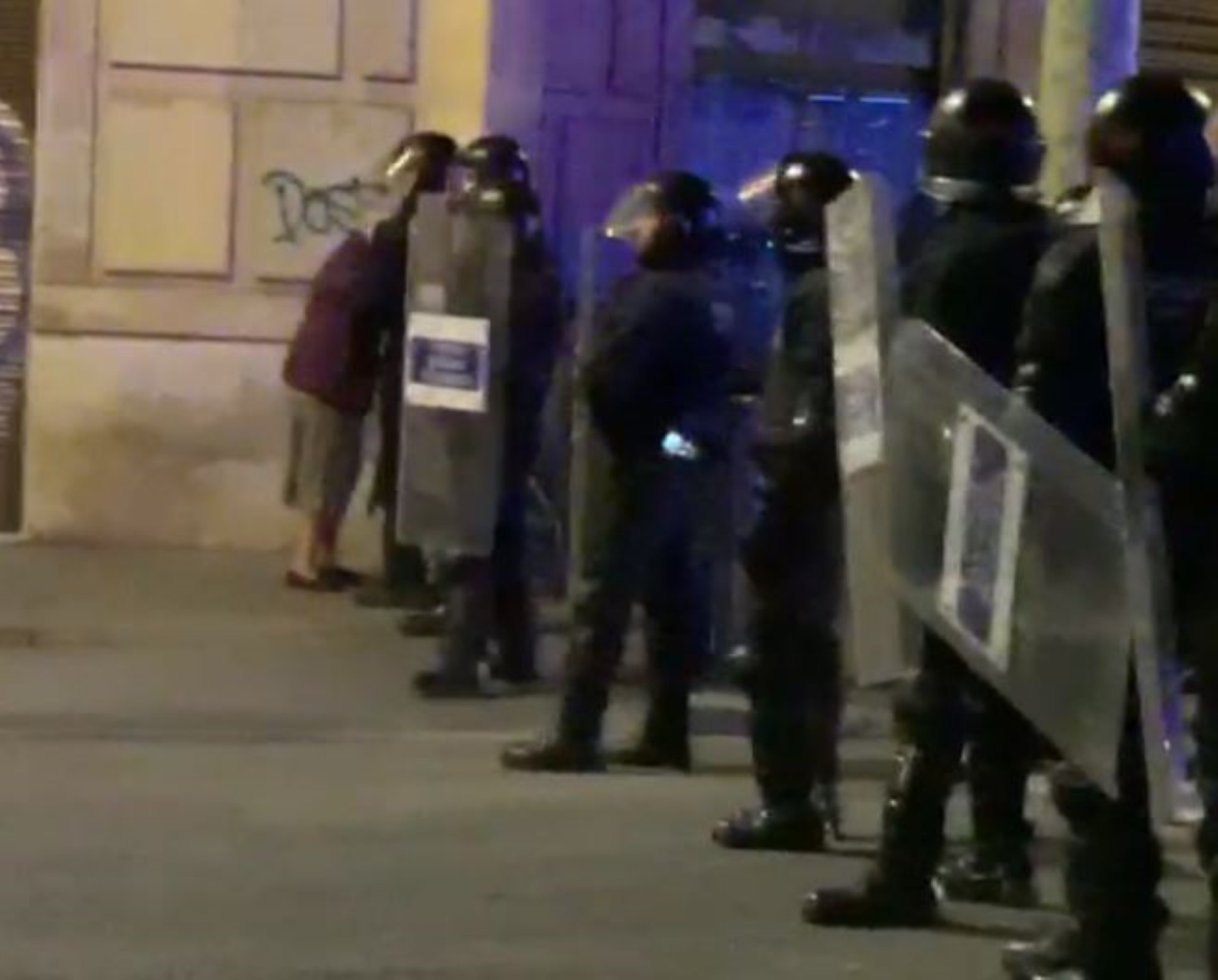 Una senyora gran travessa el cordó policial