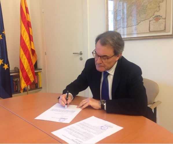 Artur Mas rep la citació per anar a judici