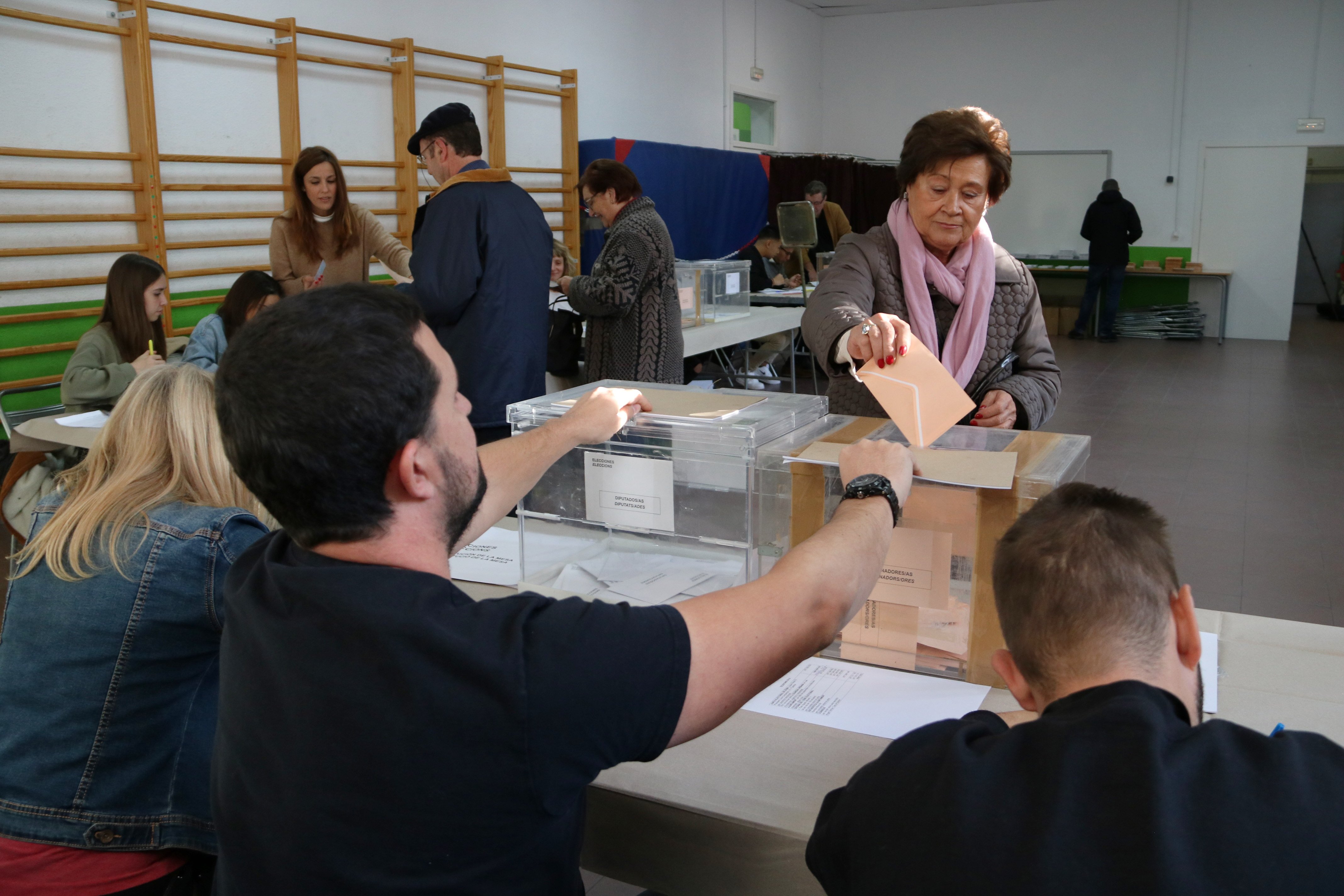 Dona votant eleccions 10N Institut Tarragona ACN