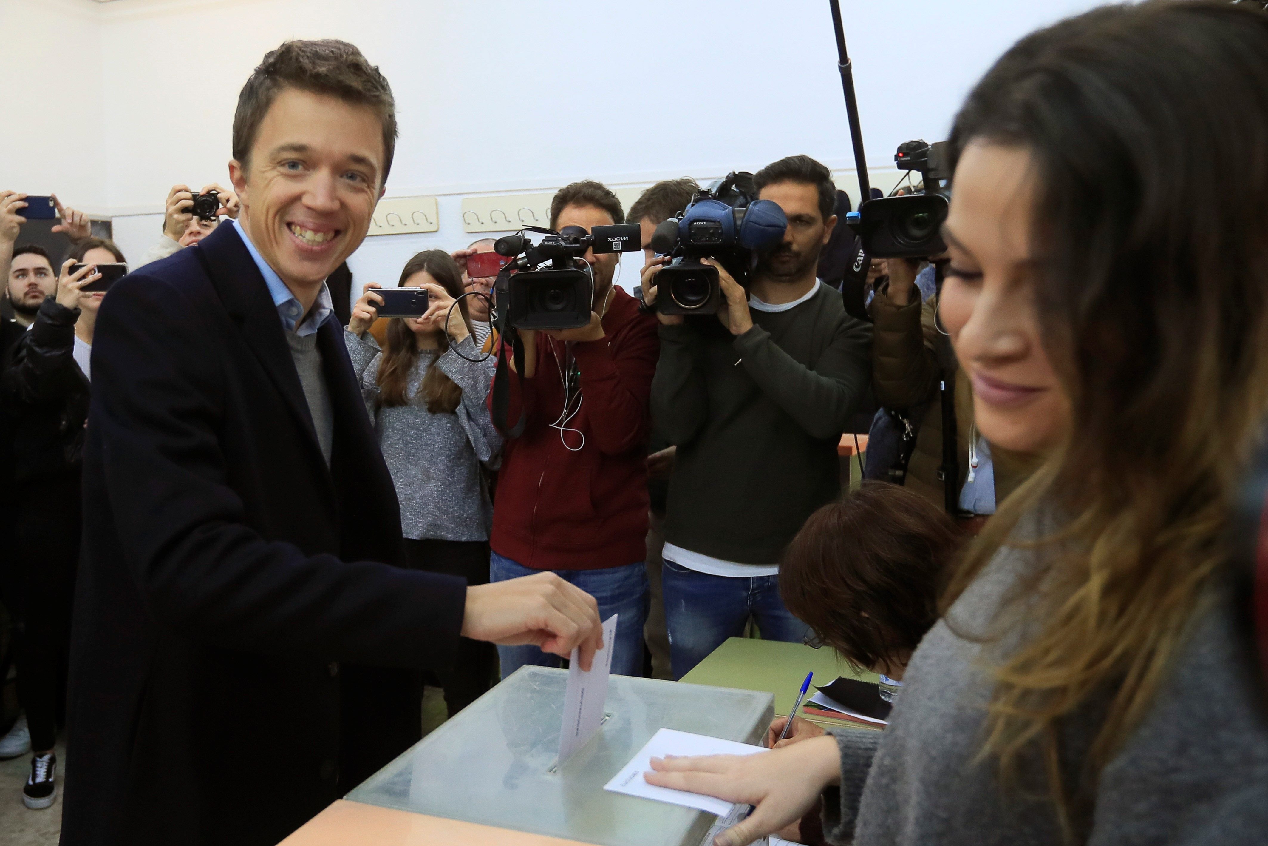 Errejón anima a votar para "cuidar la democracia en cada colegio electoral"