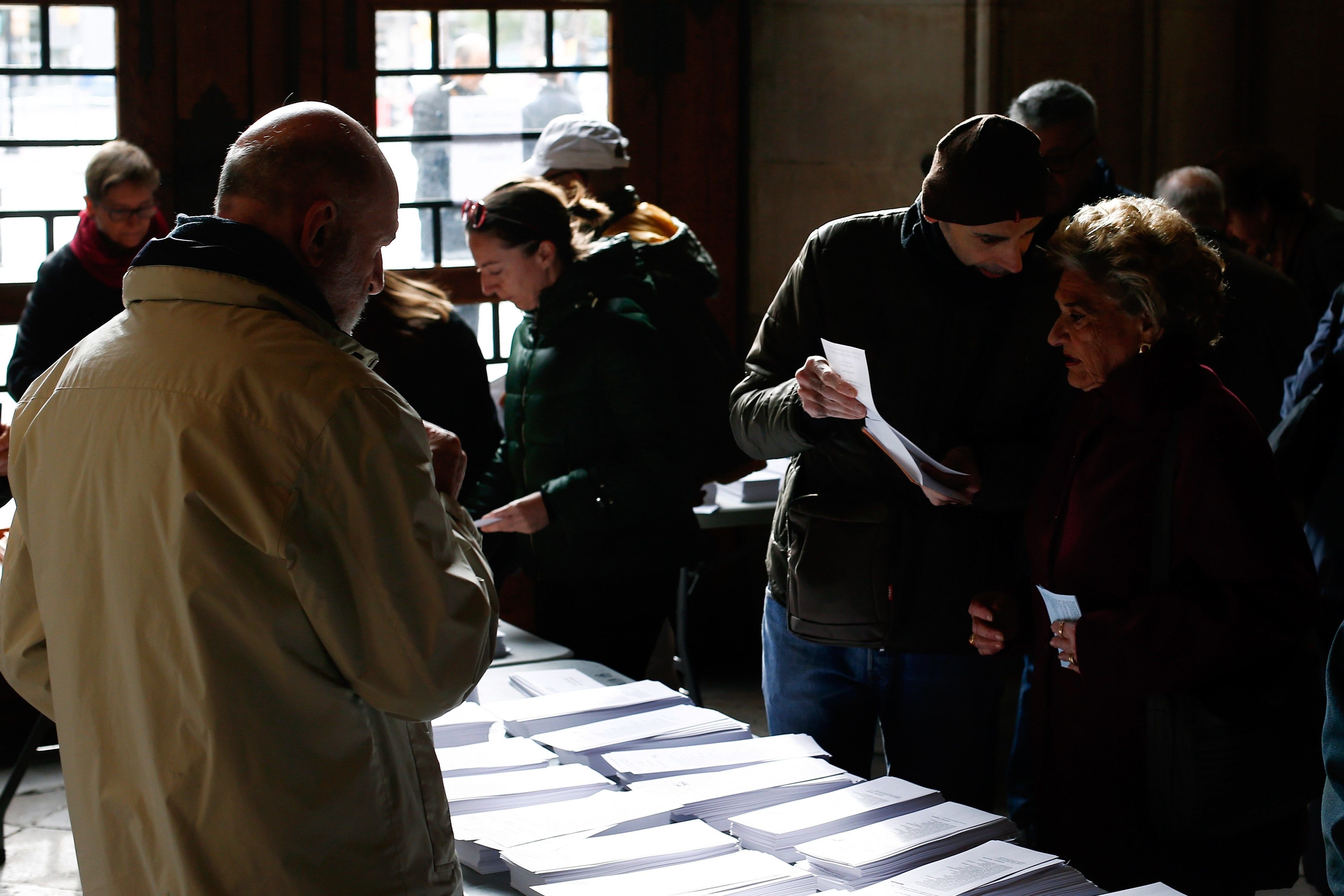 Normalidad en el colegio electoral de la plaza de la Universitat de Barcelona