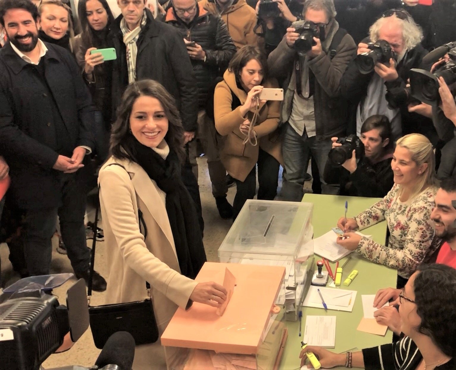 Abuchean a Arrimadas después de votar