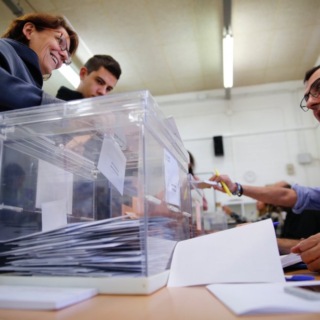 eleccions generals 10-n votacio urna premia de mar - Sergi Alcazar