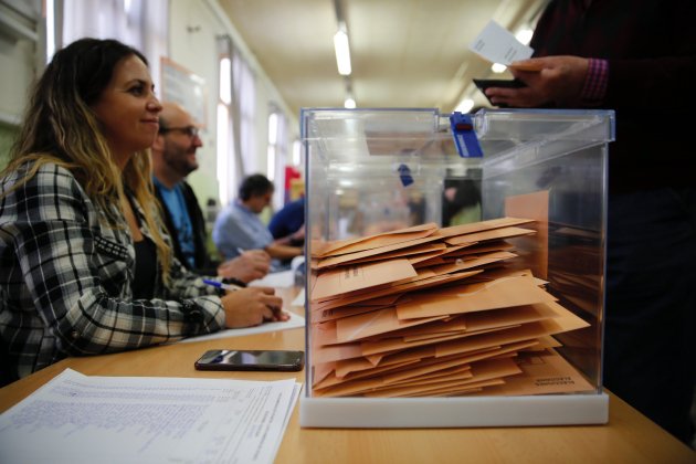 eleccions generals 10-n votacio urna premia de mar - Sergi Alcazar