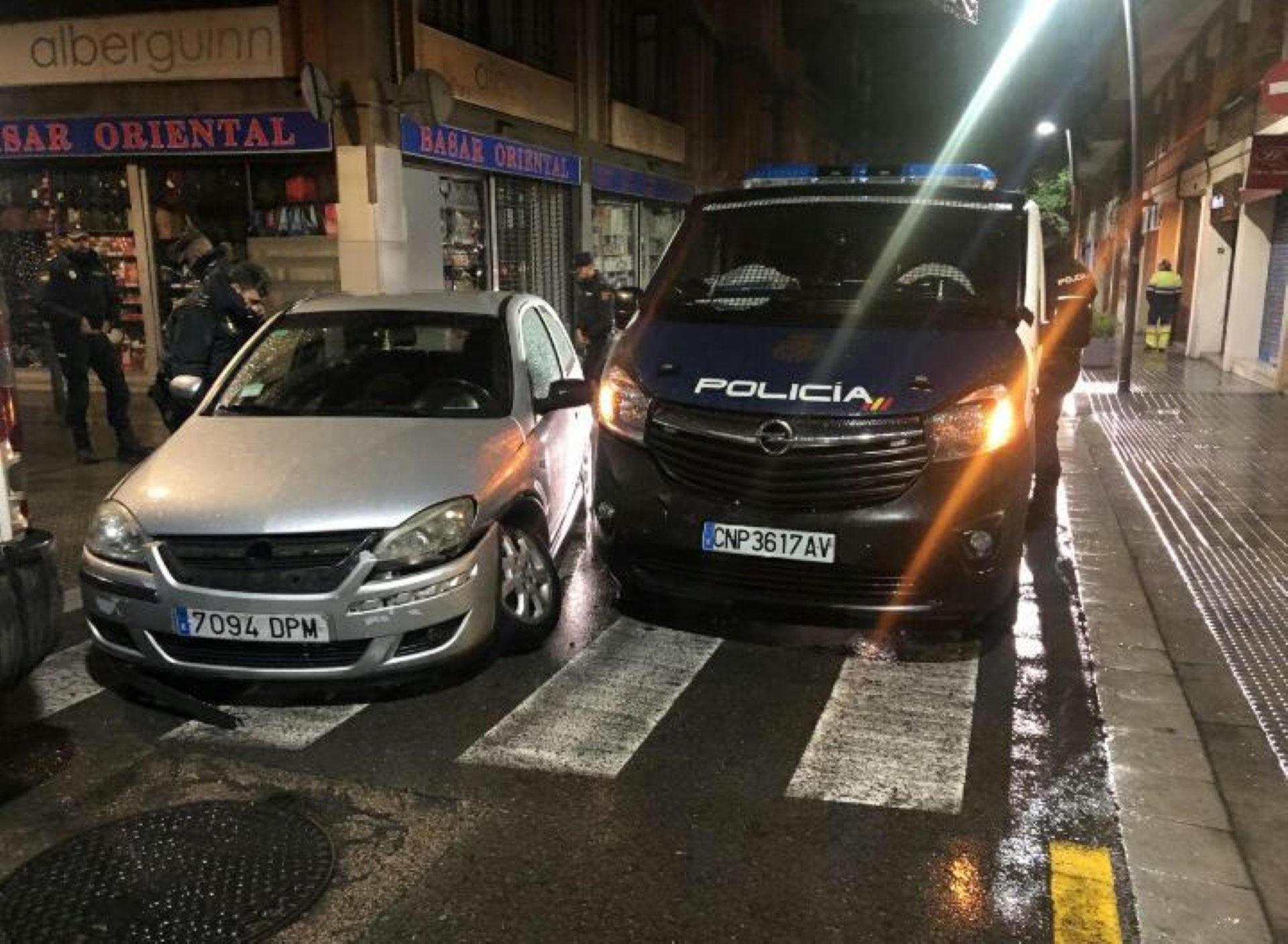Un conductor borratxo xoca contra un furgó de la policia espanyola a Barcelona