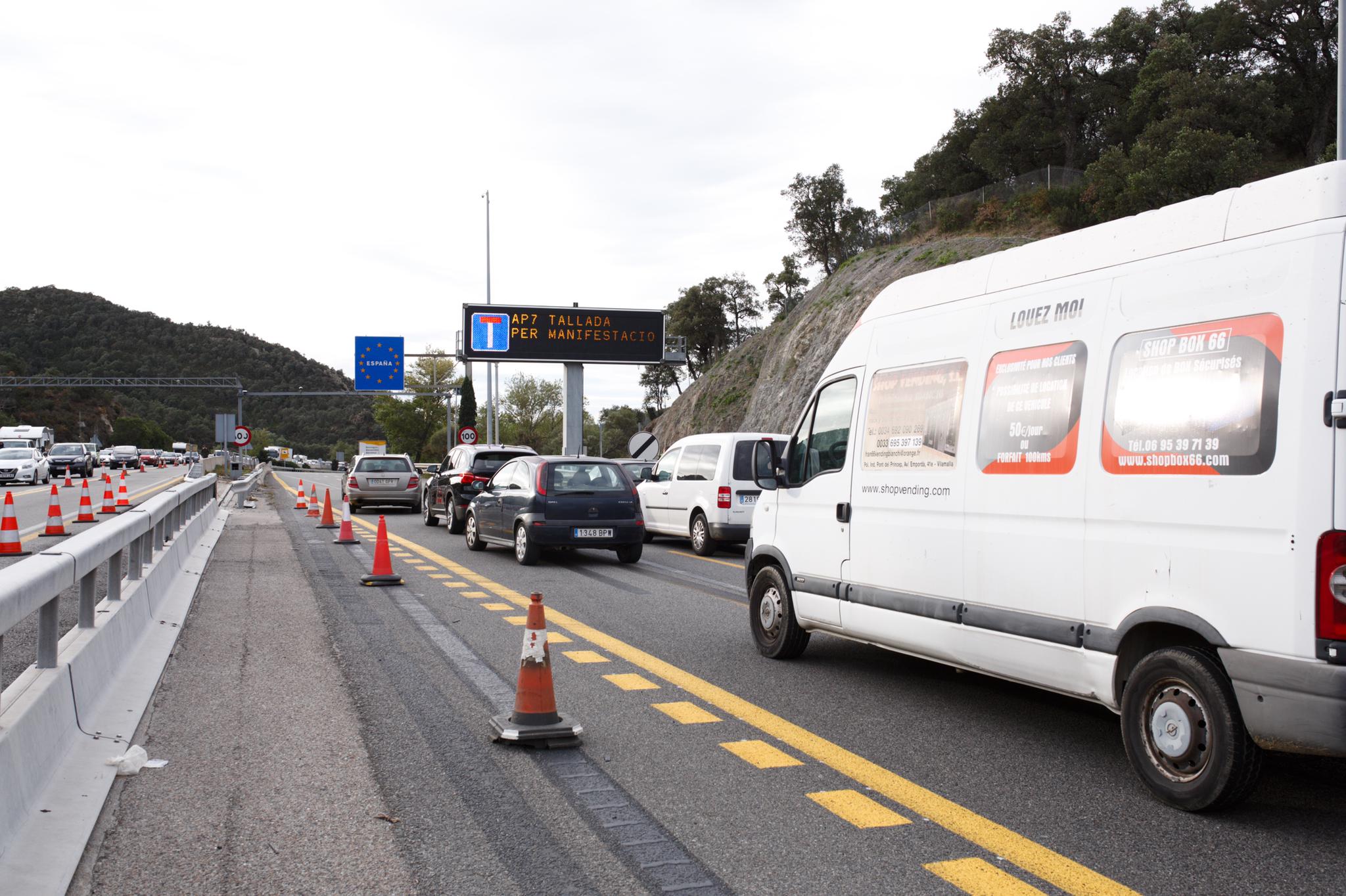 Tsunami talla la frontera des de França eludint la policia