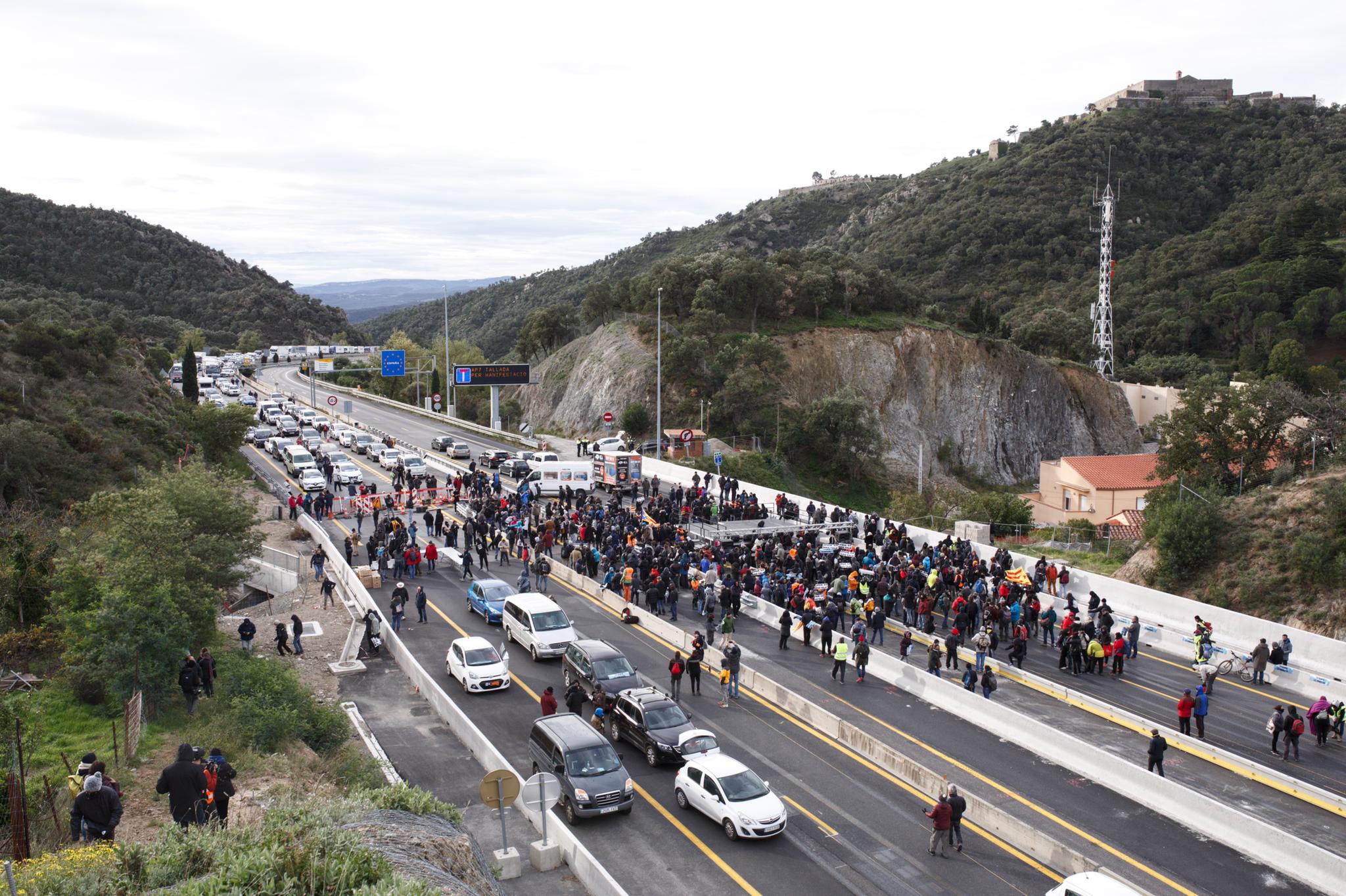 VÍDEO: El tall a la frontera amb roba d'abrigar i provisions per aguantar tres dies