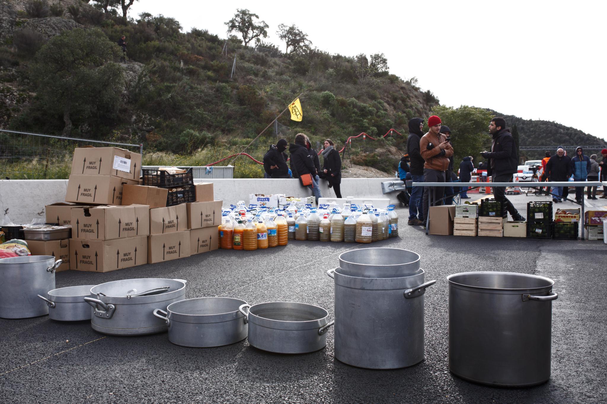 Tsunami Democràtic instala una cocina de campaña en la AP-7