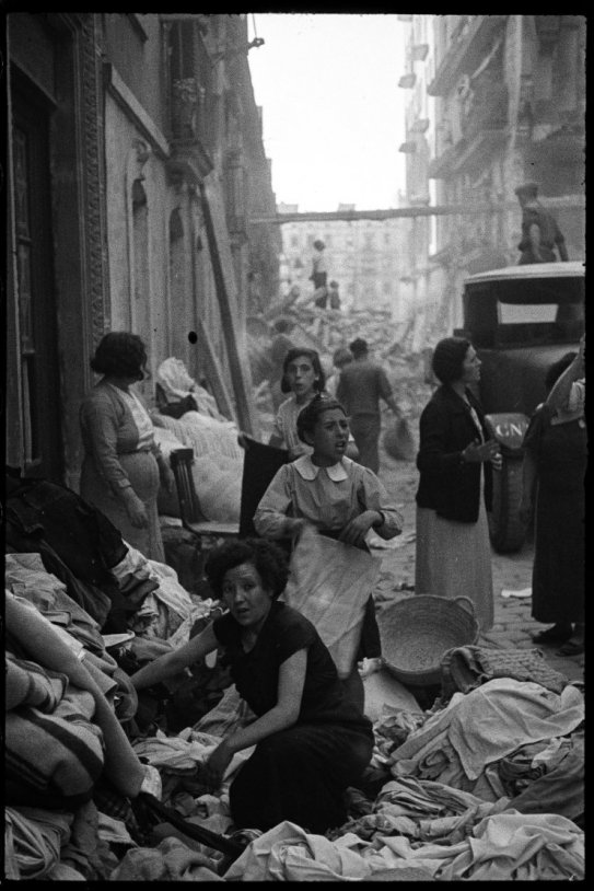 Des femmes ramassent les restes de leurs maisons, détruites par un bombardement. Photo Antoni Campañà.