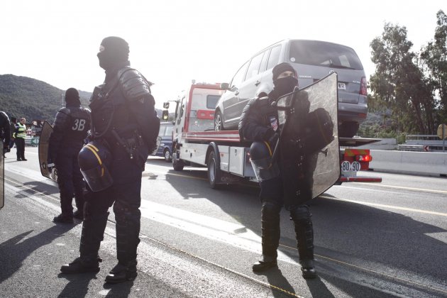 Gendarmerie Francesa vehículos grúa|grulla corte|trozo Junquera - Mireia Comas