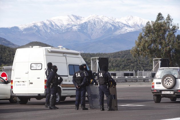 Gendarmerie Francesa vehículos grúa|grulla corte|trozo Junquera - Mireia Comas