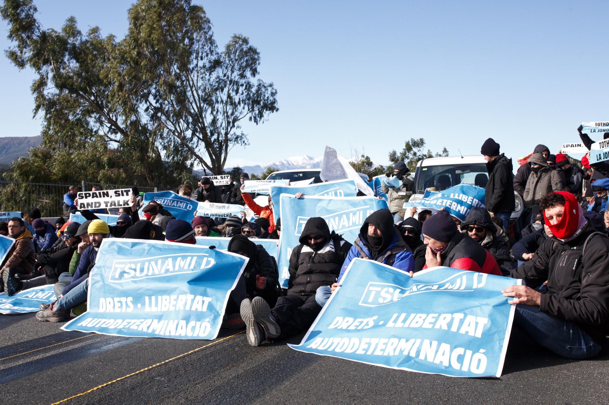 El bloqueo en la frontera de Tsunami se extiende a la prensa internacional