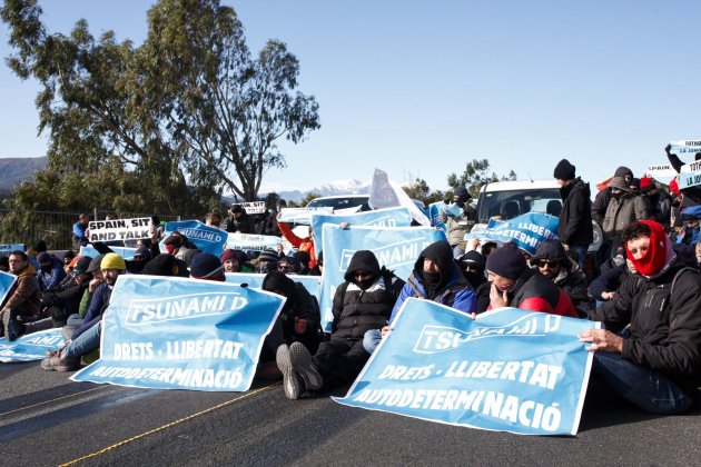 Tsunami corte|trozo Jonquera sentada 3 Mireia Comas