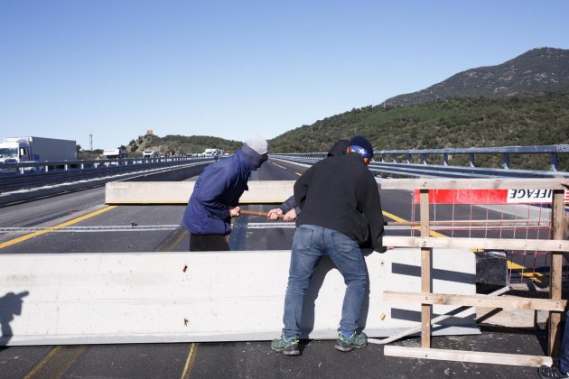 Tsunami corte|trozo Jonquera barricada 2 Mireia Comas